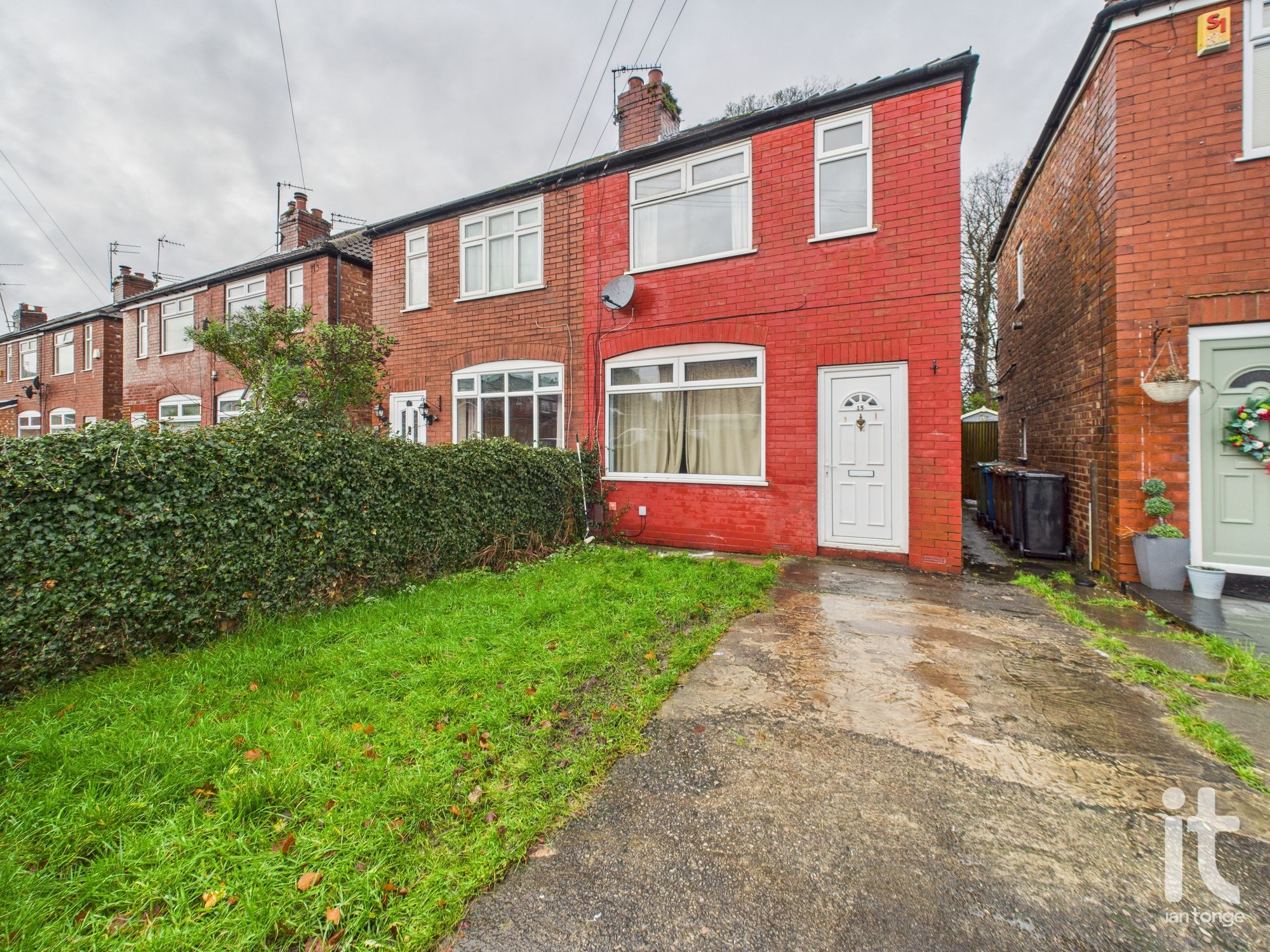 2 bedroom Semi-detached house Under Offer
