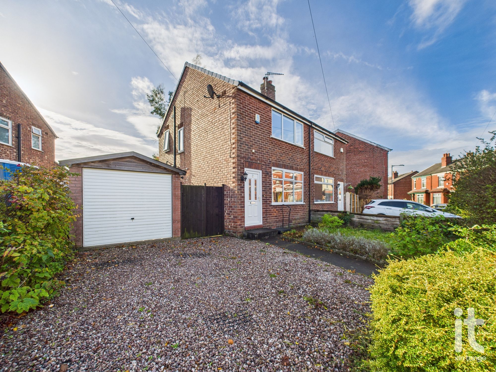 2 bedroom Semi-detached house Under Offer