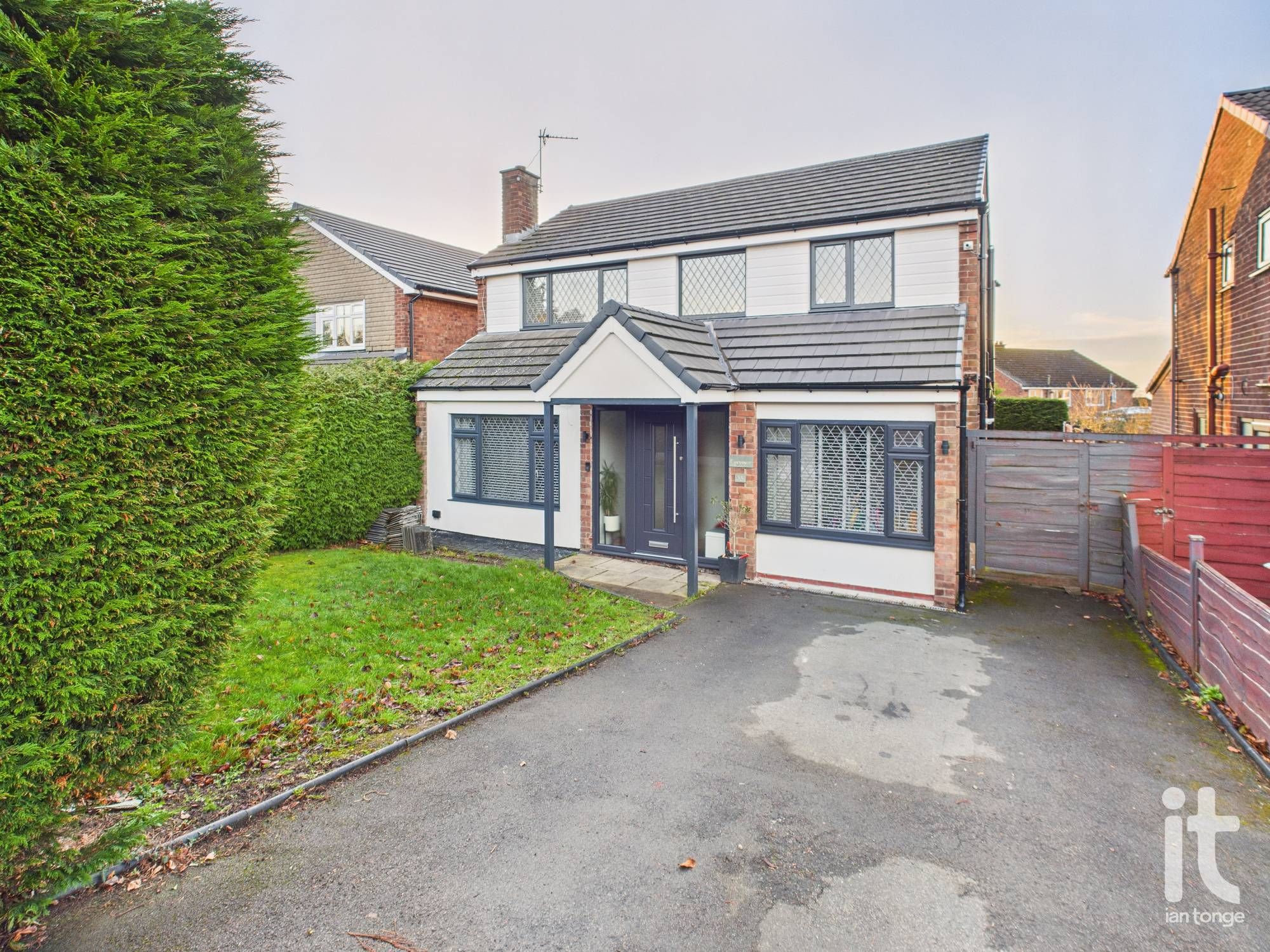 3 bedroom Detached house Under Offer