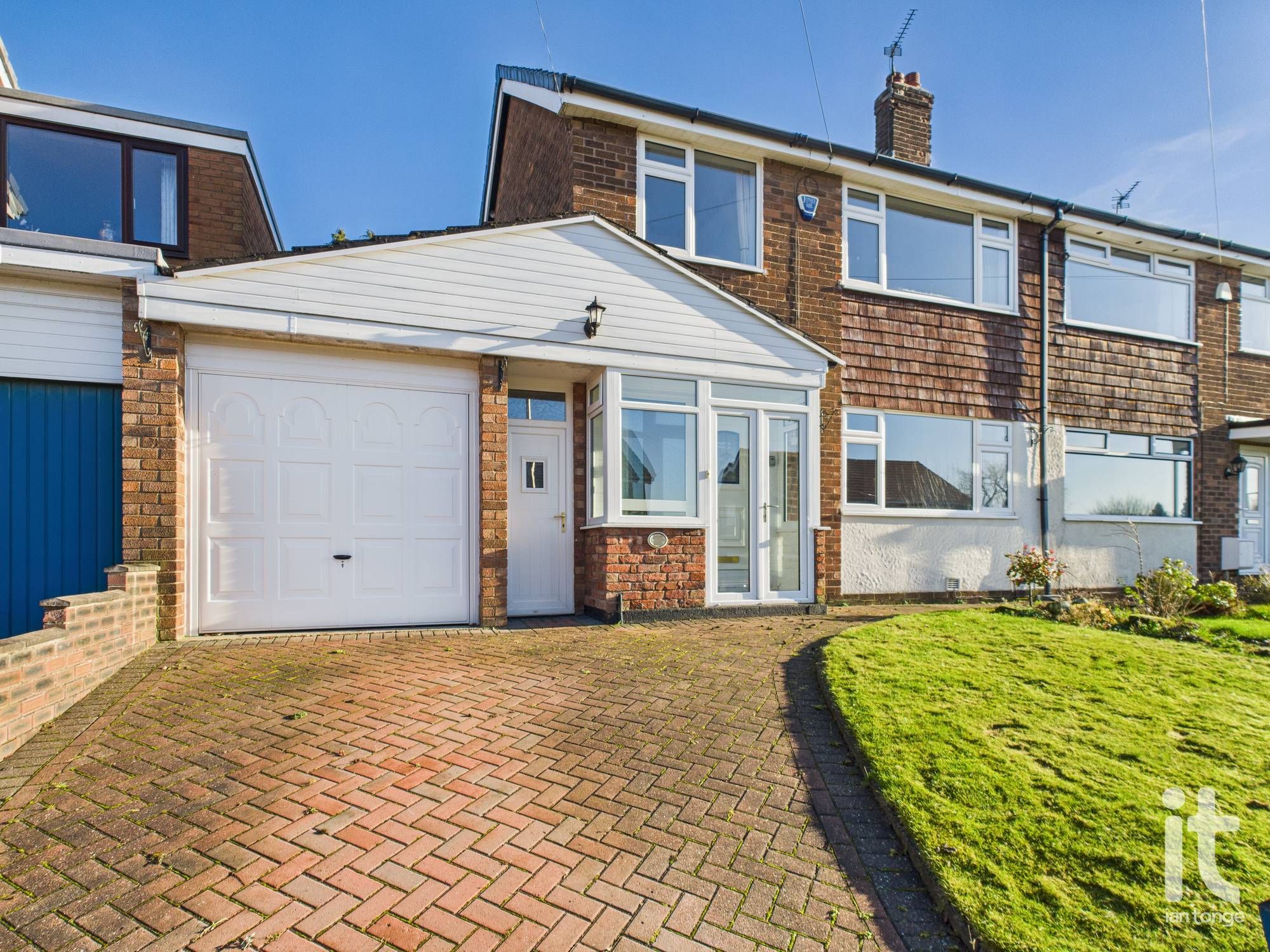 3 bedroom Semi-detached house Under Offer
