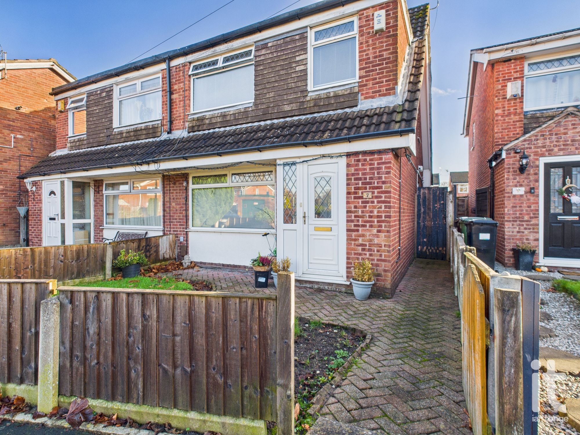 3 bedroom Semi-detached house For Sale