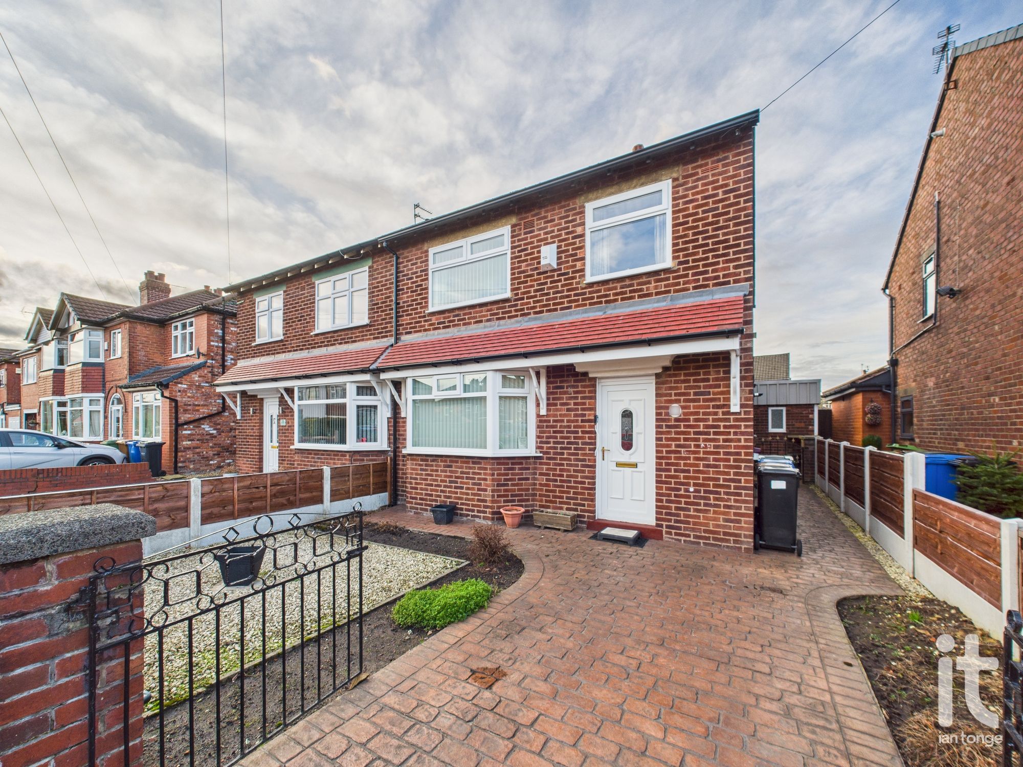 3 bedroom Semi-detached house Under Offer