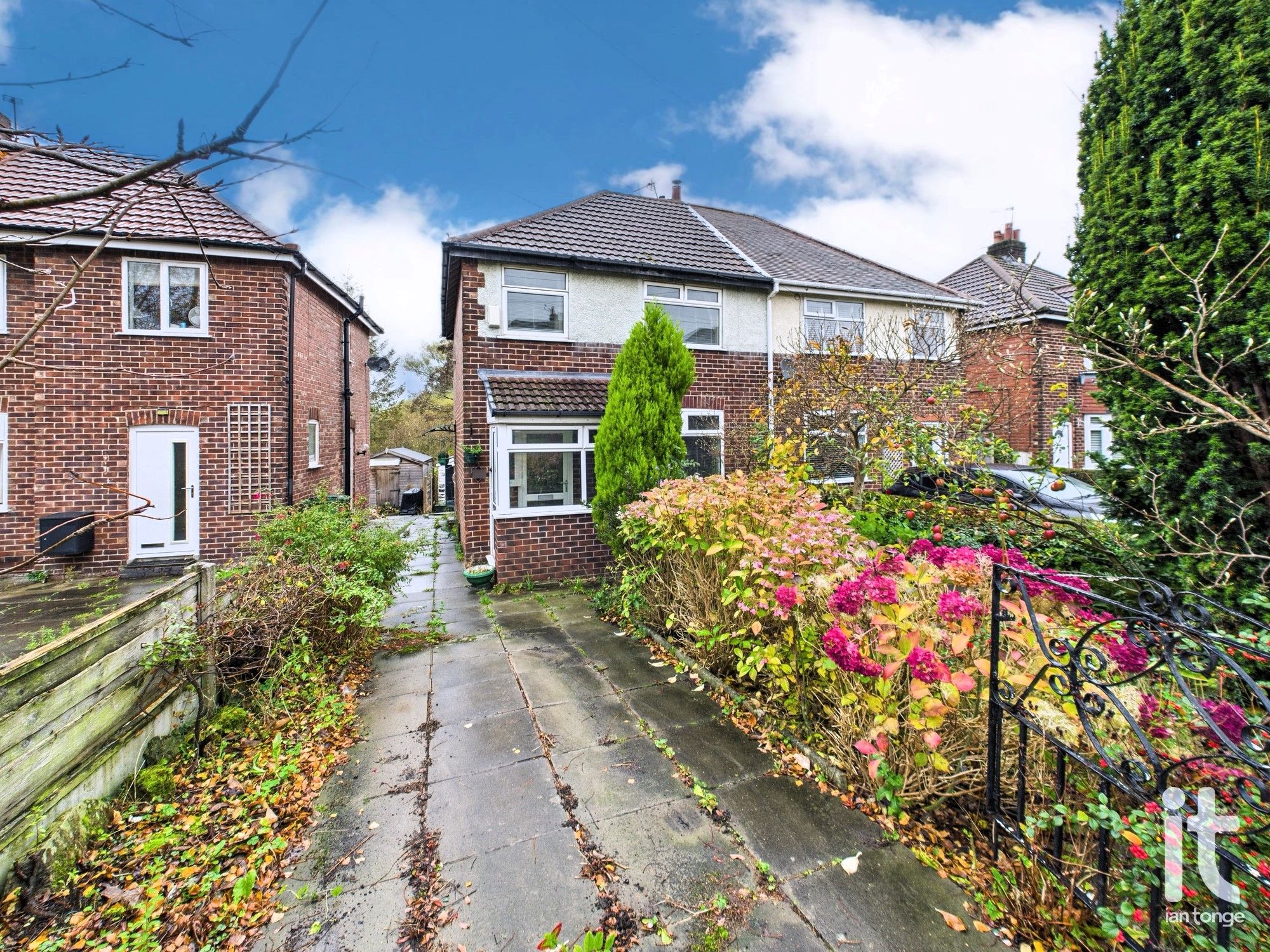 3 bedroom Semi-detached house Under Offer