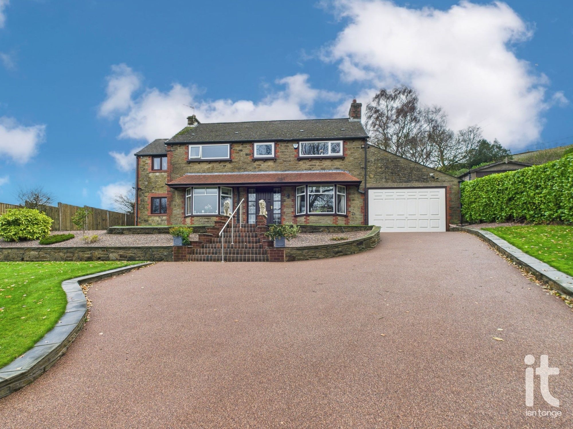 4 bedroom Detached house Under Offer