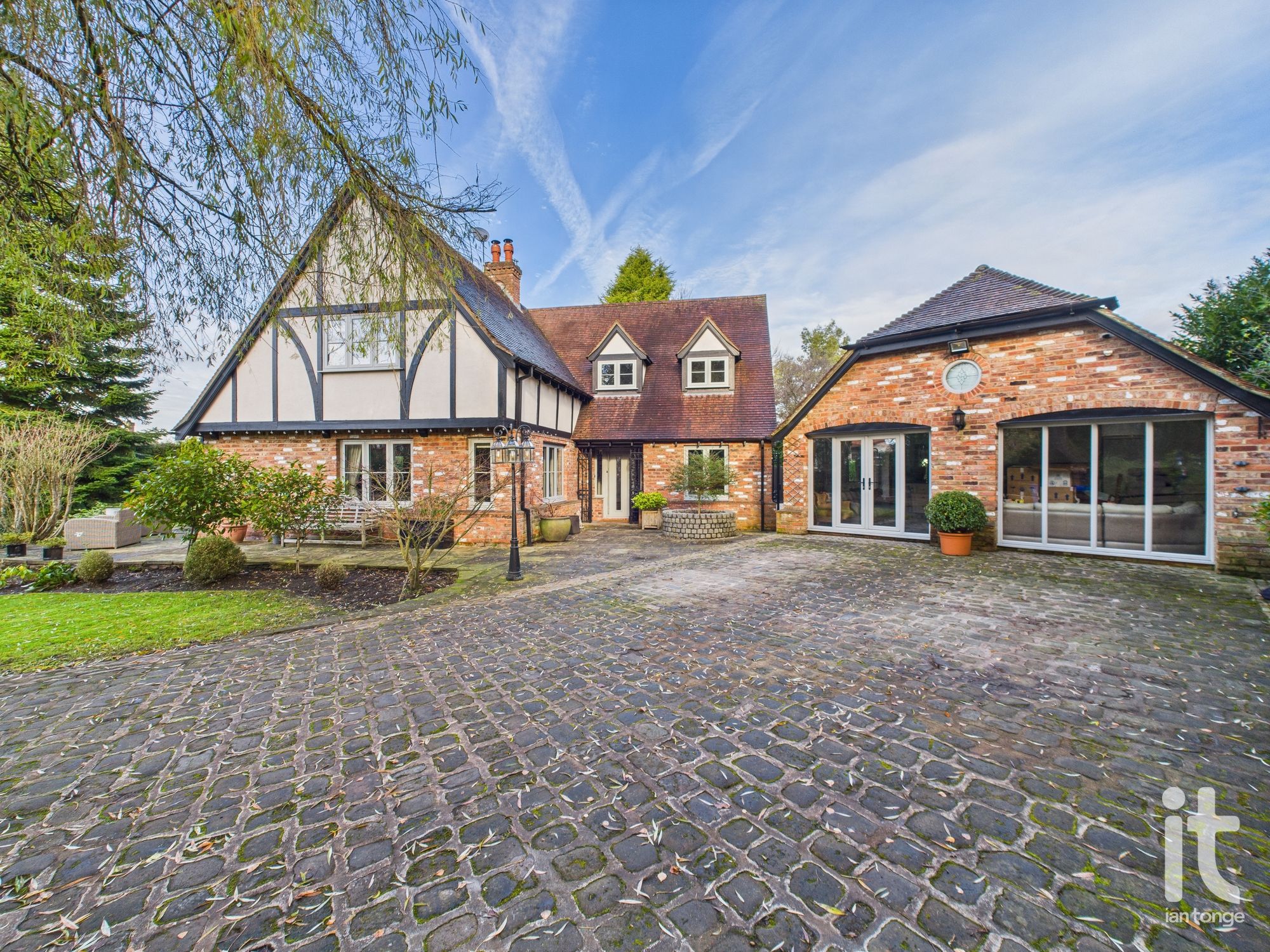 4 bedroom Detached house Under Offer