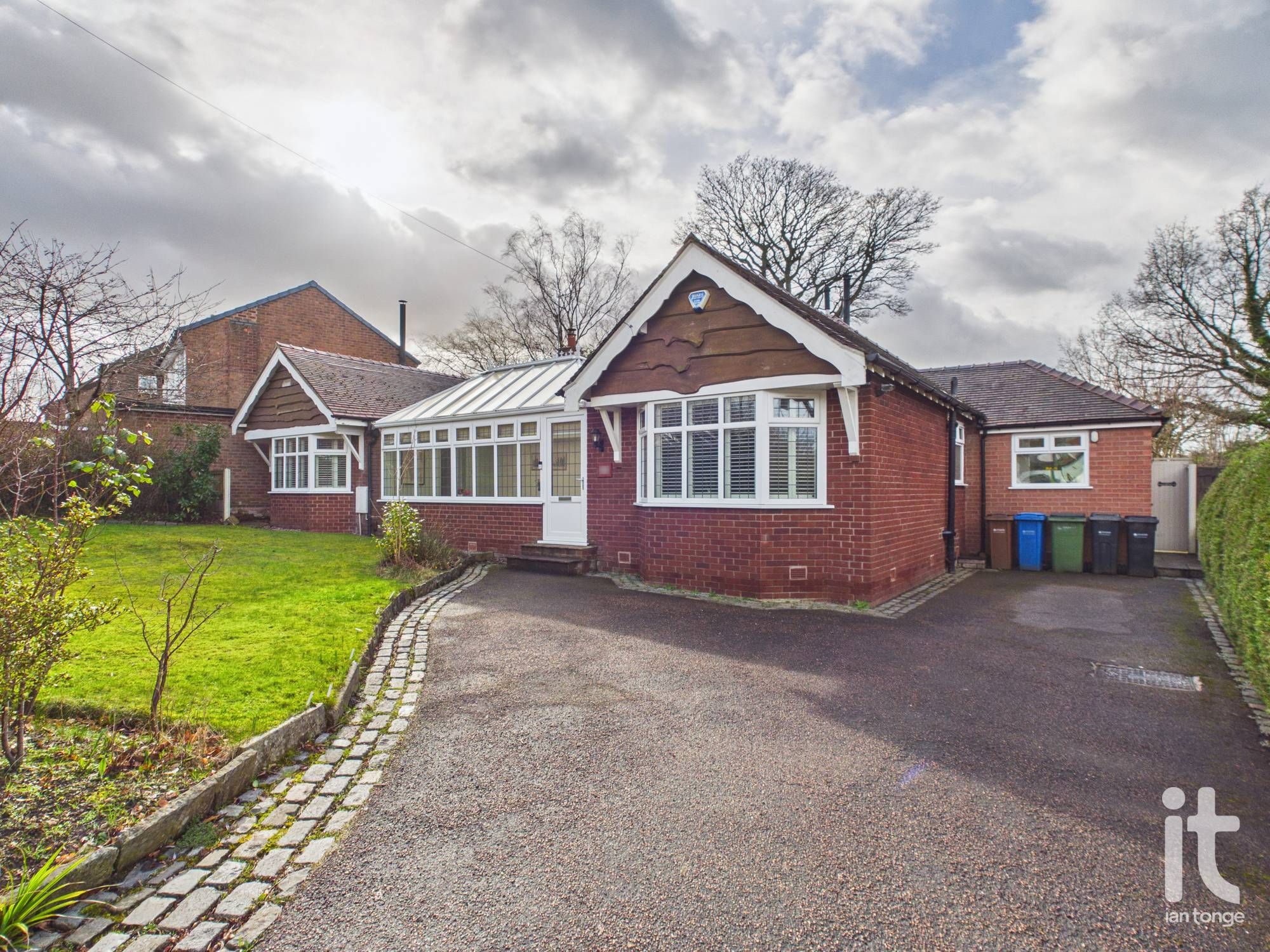 3 bedroom Detached bungalow For Sale