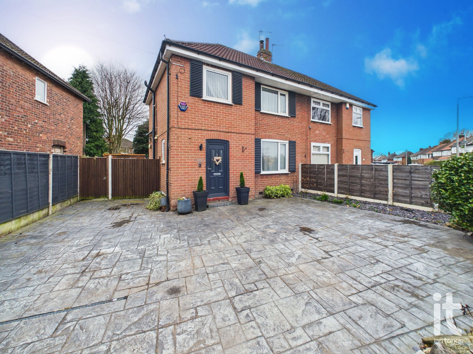 3 bedroom Semi-detached house Under Offer