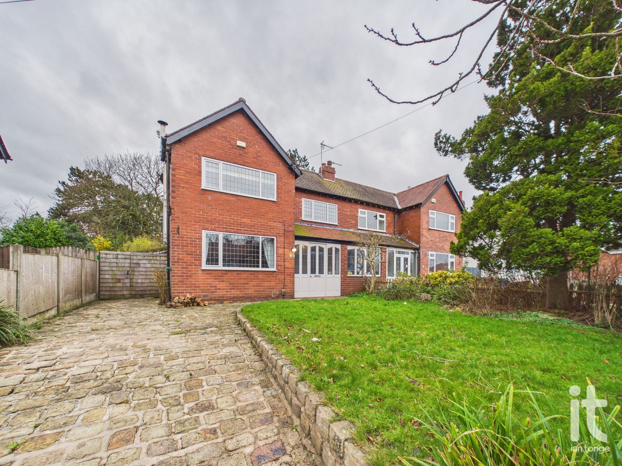 3 bedroom Semi-detached house Under Offer