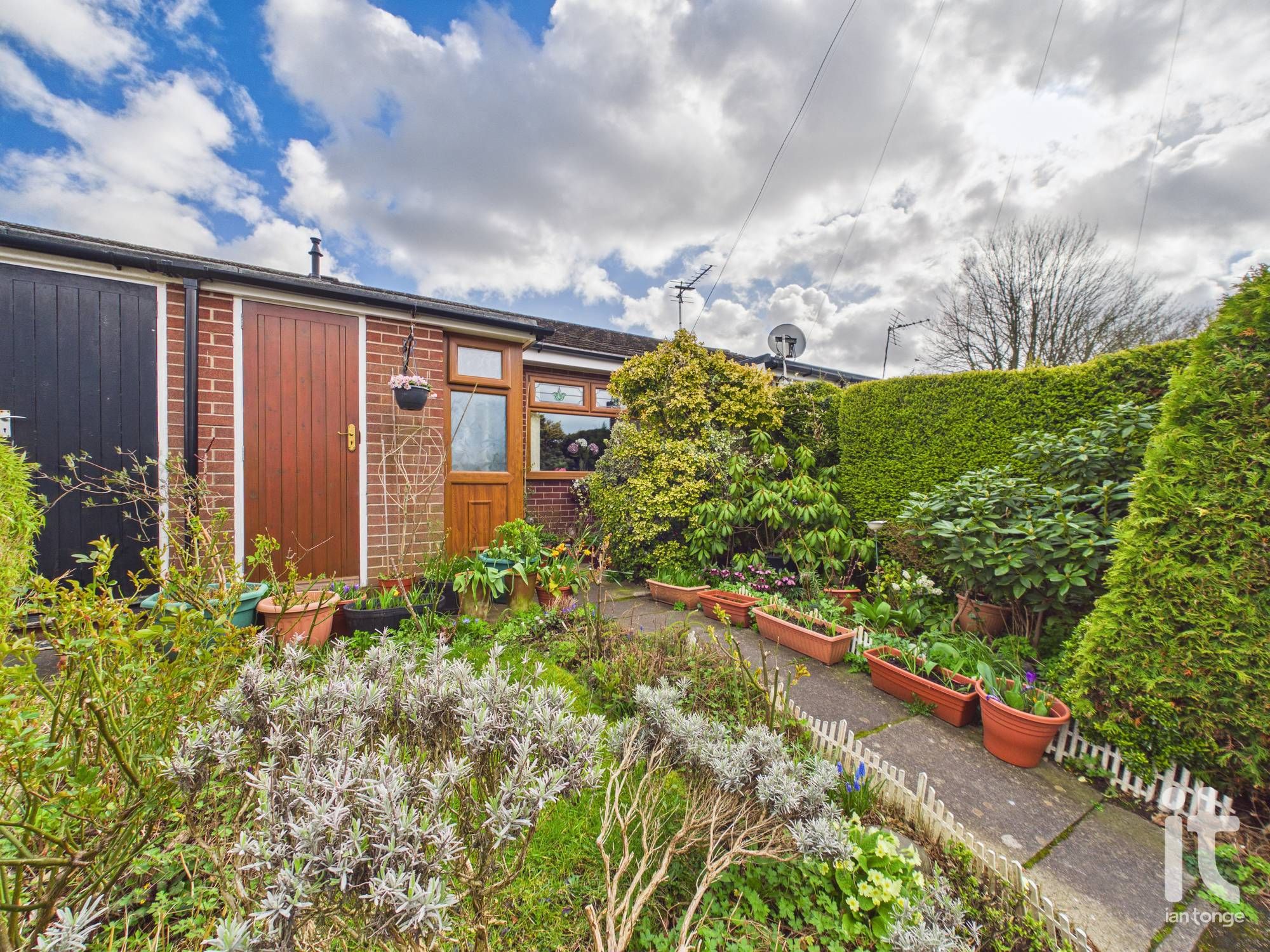 1 bedroom Terraced bungalow Under Offer