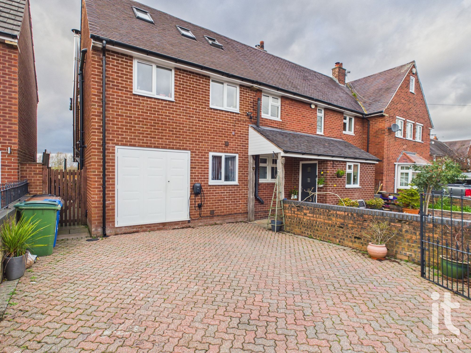 6 bedroom Semi-detached house Under Offer
