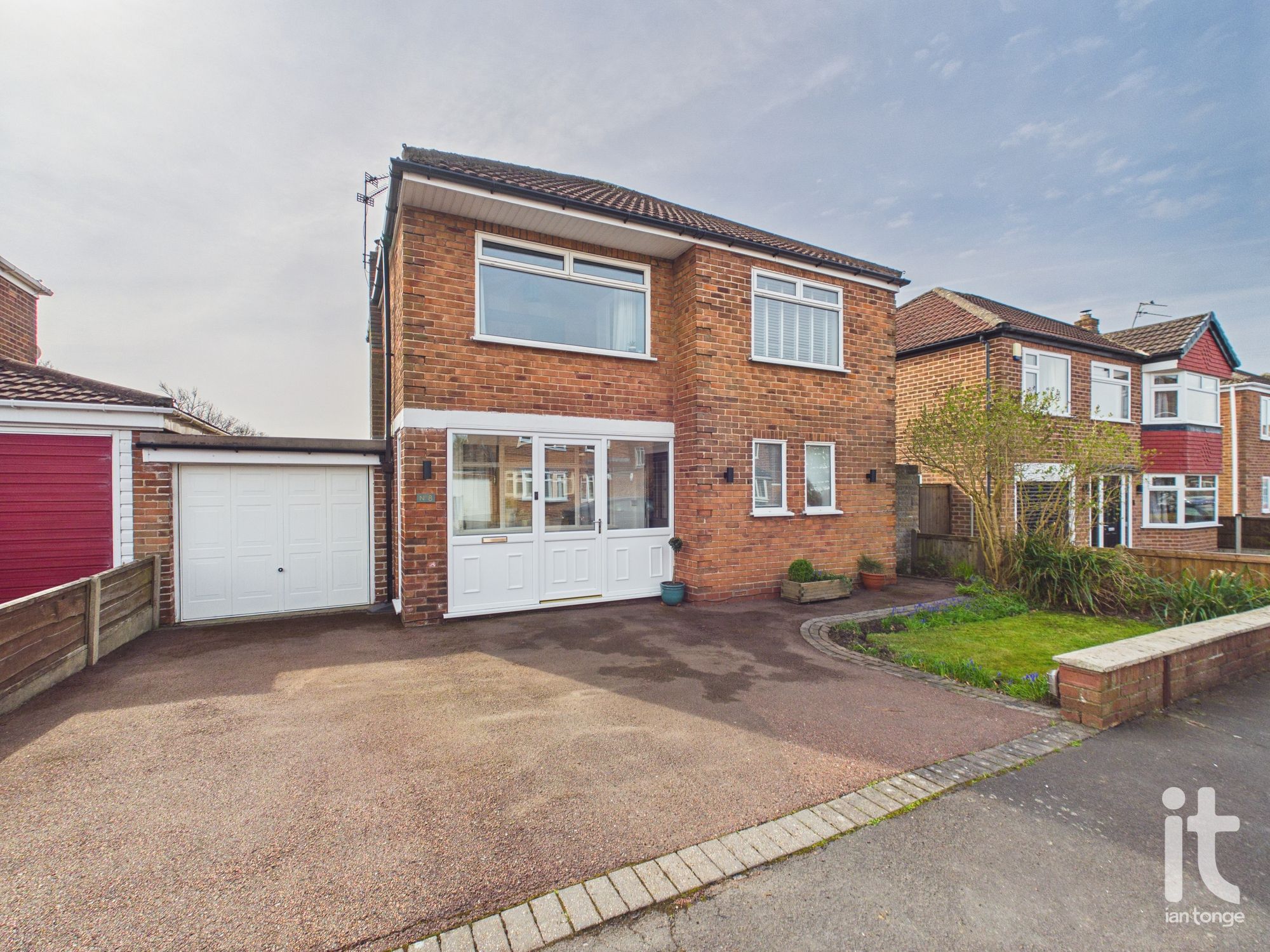 3 bedroom Detached house Under Offer