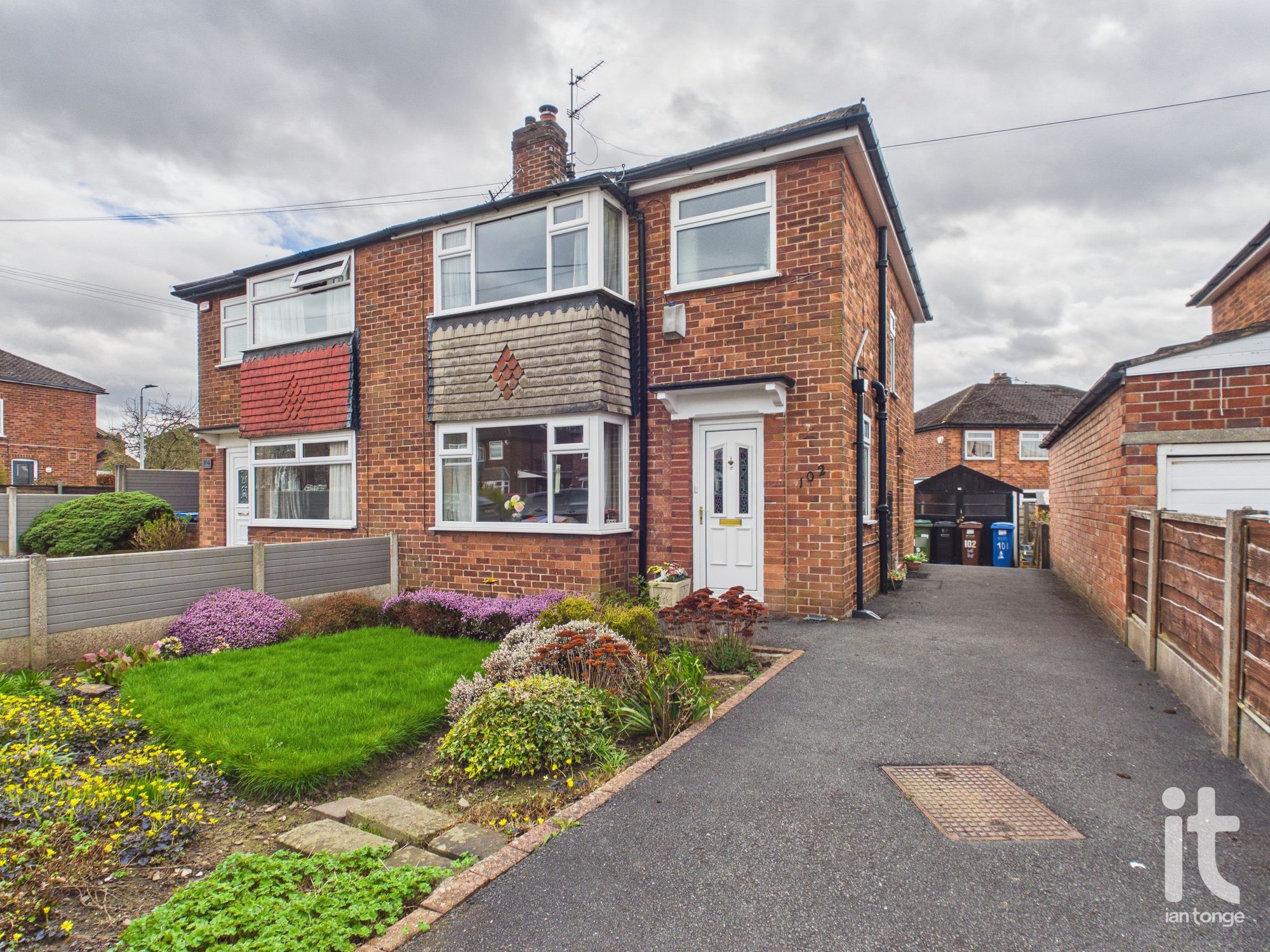 3 bedroom Semi-detached house Under Offer