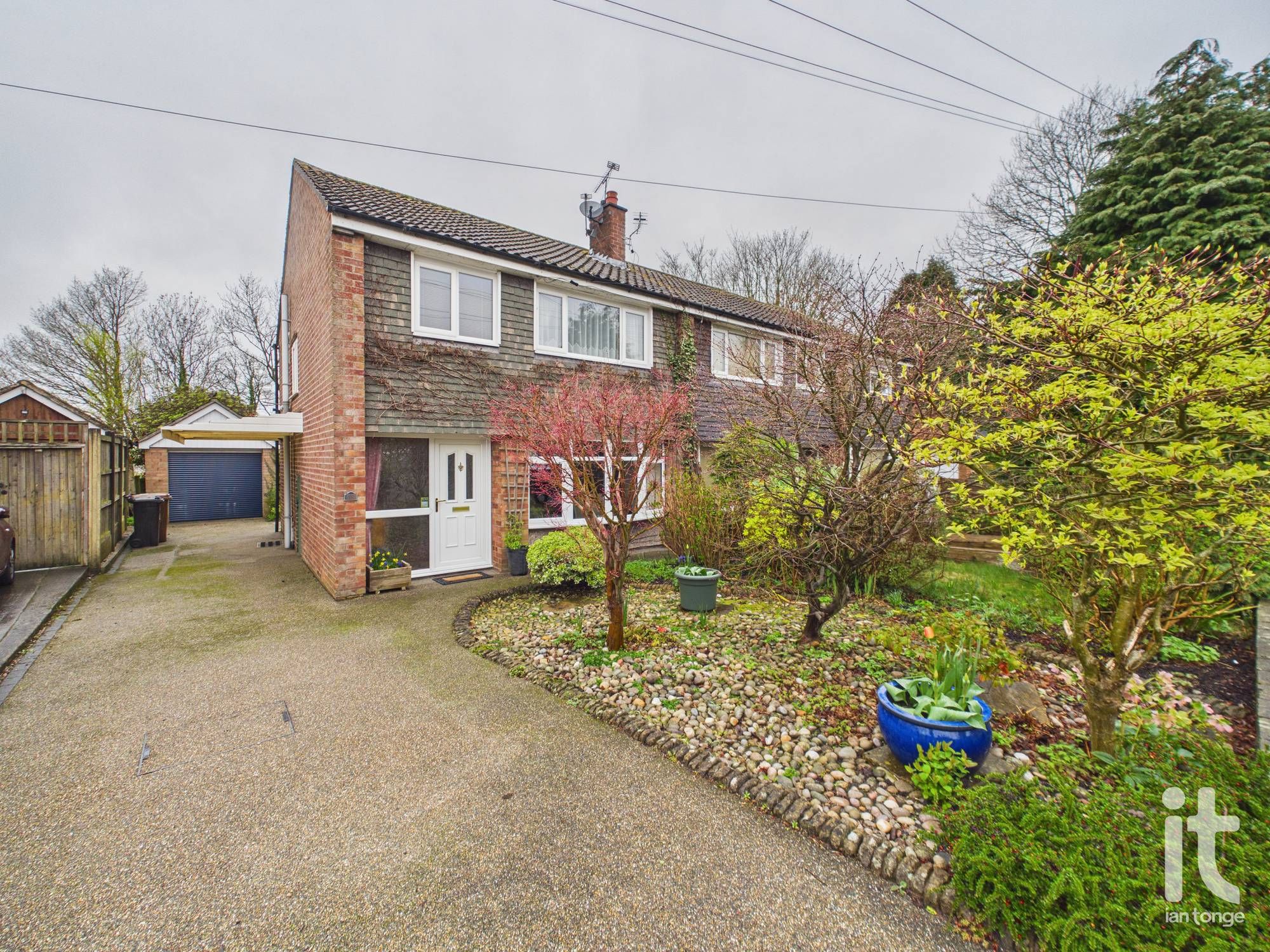 3 bedroom Semi-detached house Under Offer