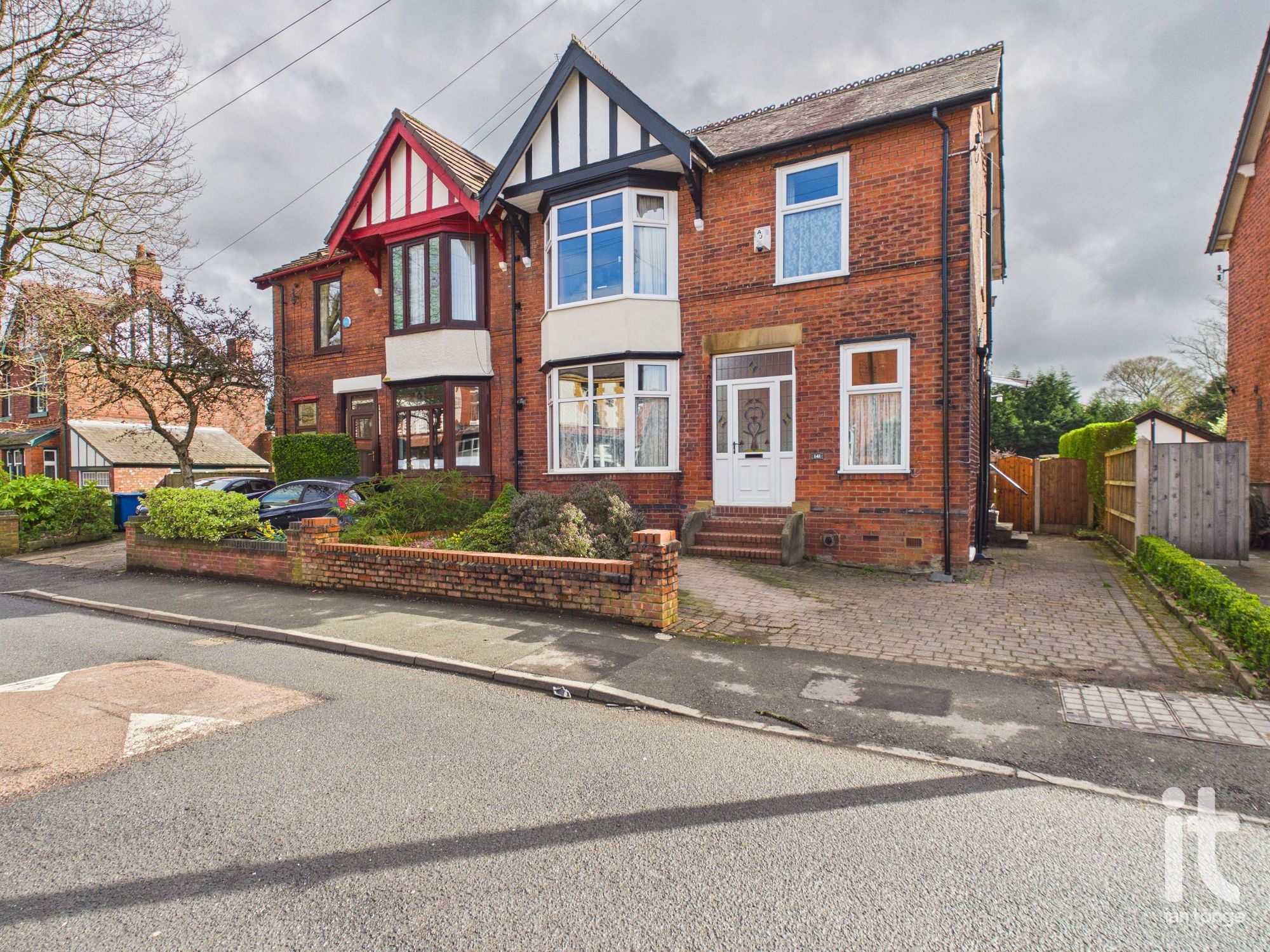 4 bedroom Semi-detached house Under Offer