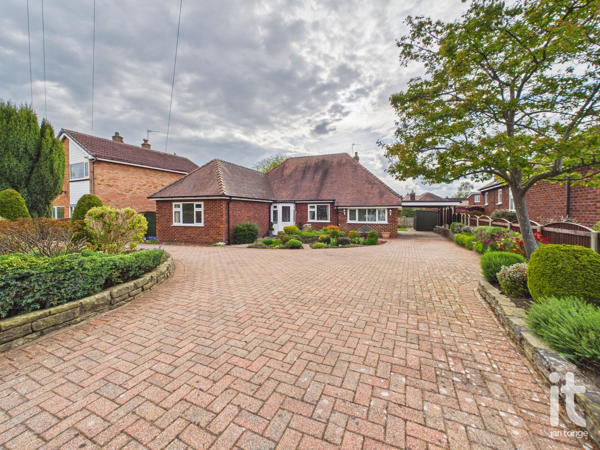 3 bedroom Detached bungalow Under Offer