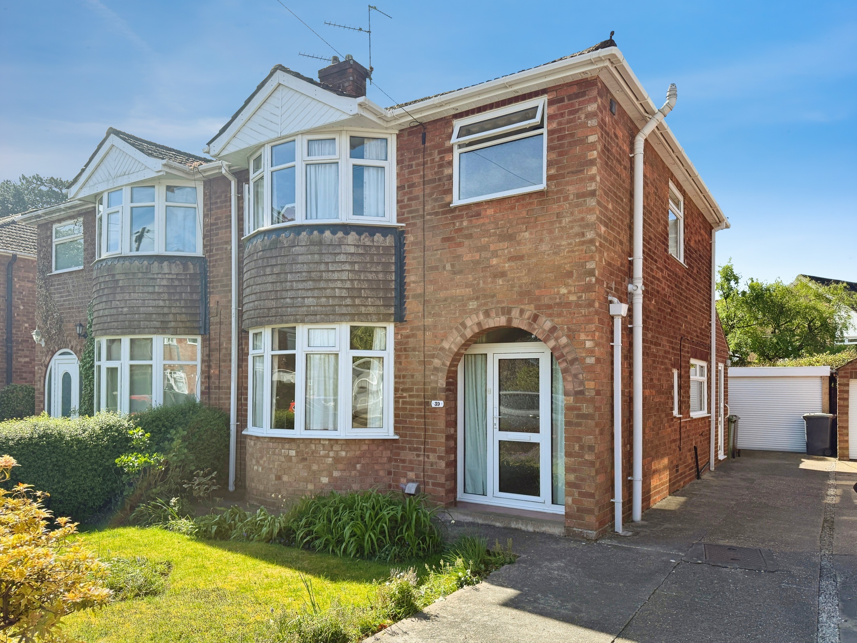 3 bedroom Semi-detached house Under Offer