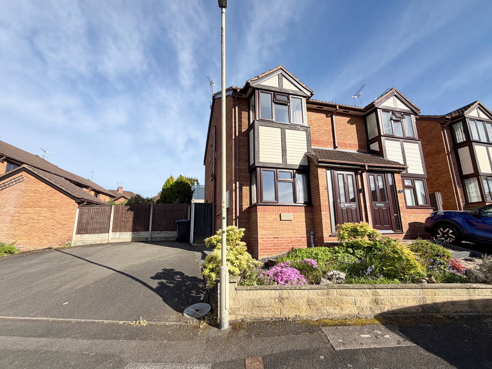 2 bedroom Semi-detached house Under Offer