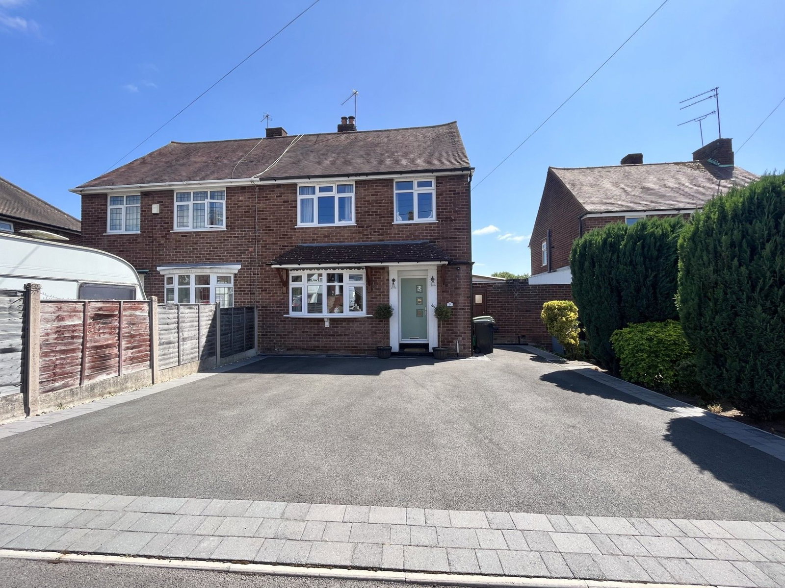 3 bedroom Semi-detached house Under Offer