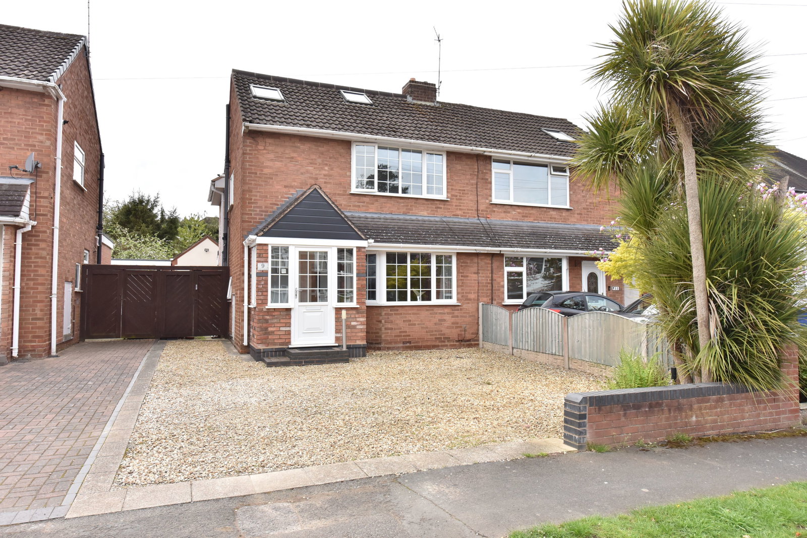 3 bedroom Semi-detached house Under Offer