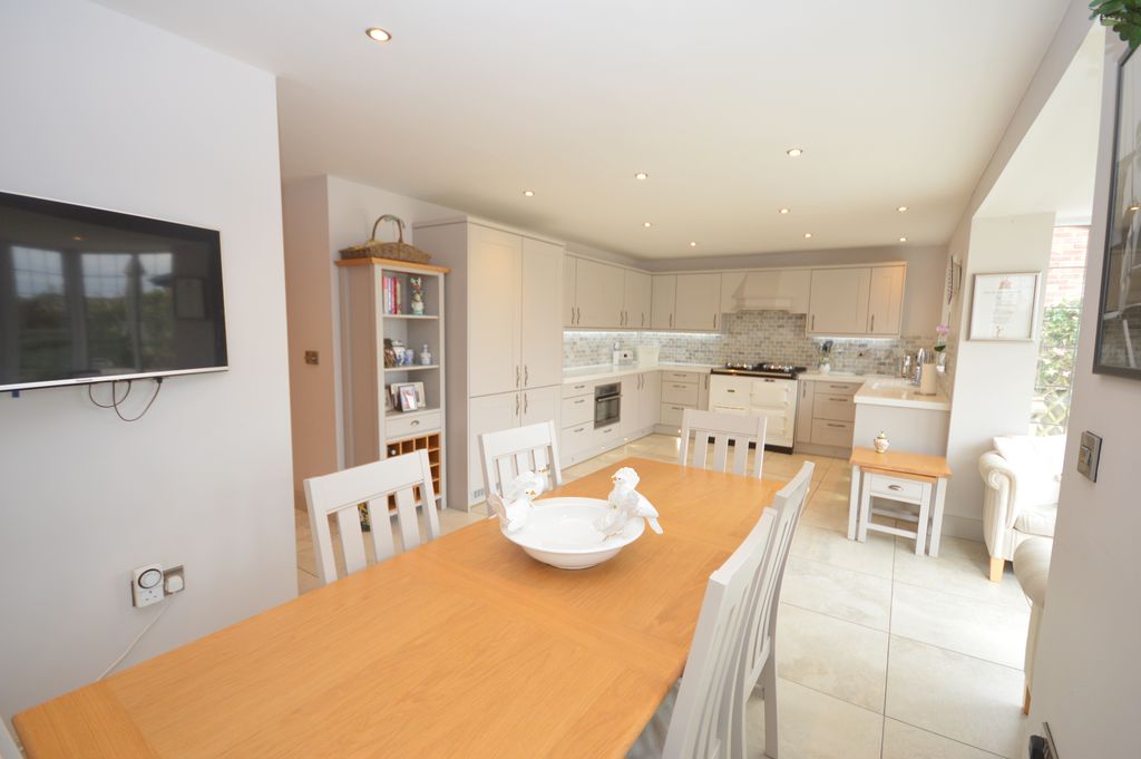 3 bedroom Link detached house For Sale