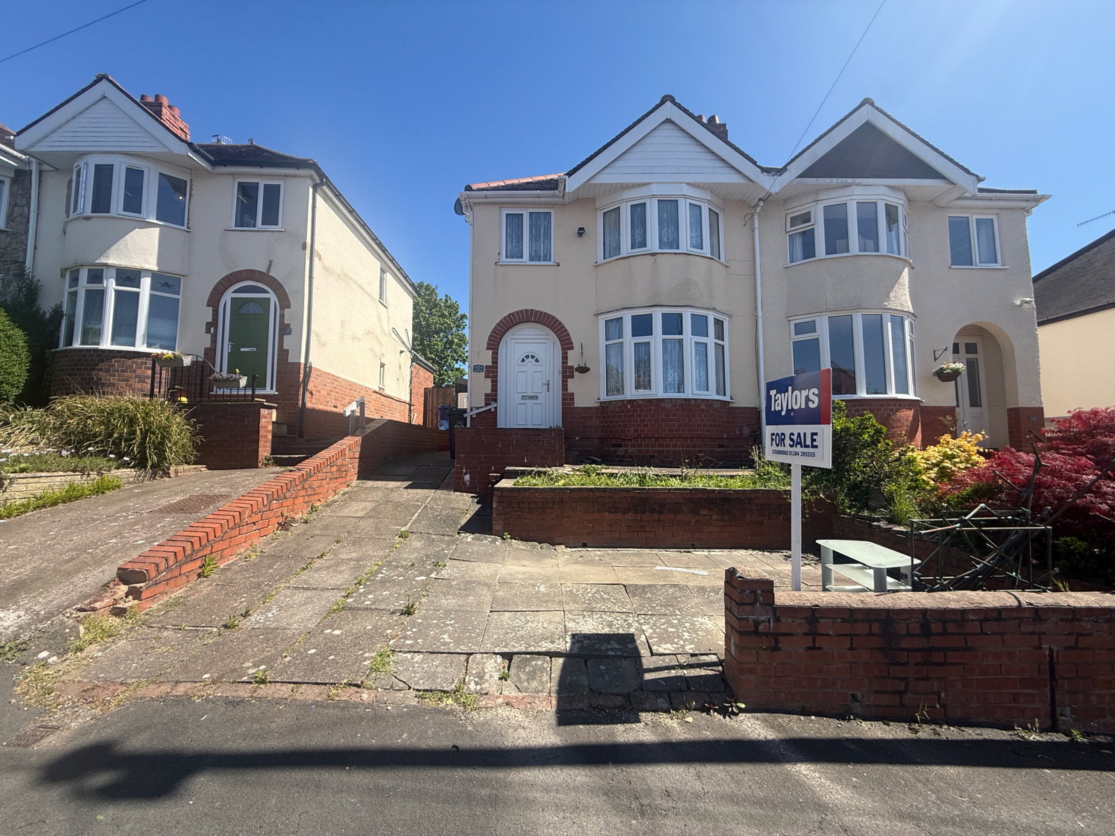 3 bedroom Semi-detached house Under Offer