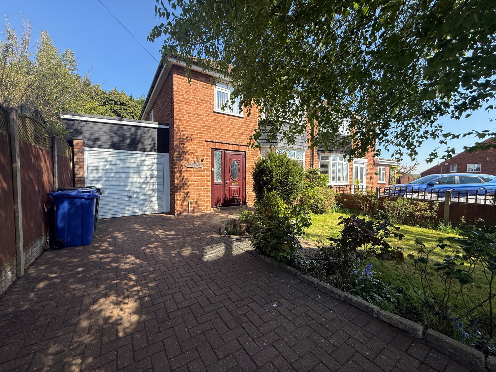3 bedroom Semi-detached house Under Offer