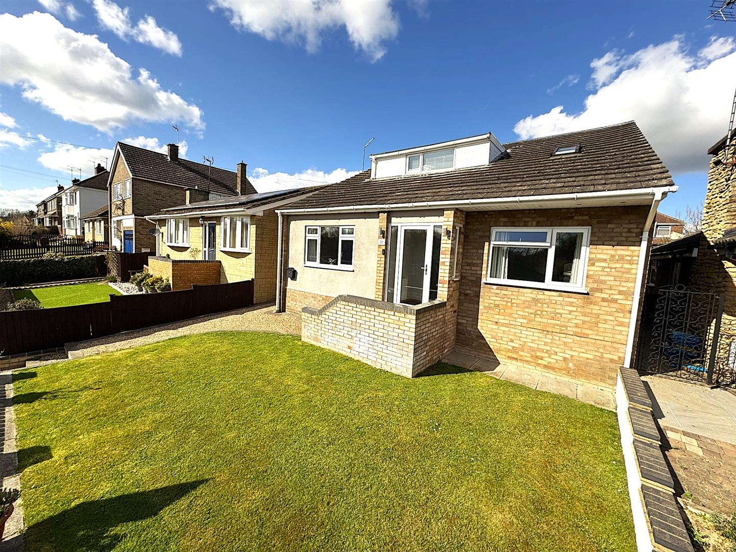 3 bedroom Detached house Under Offer