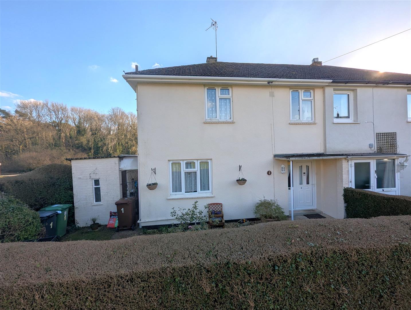 3 bedroom Semi-detached house Under Offer