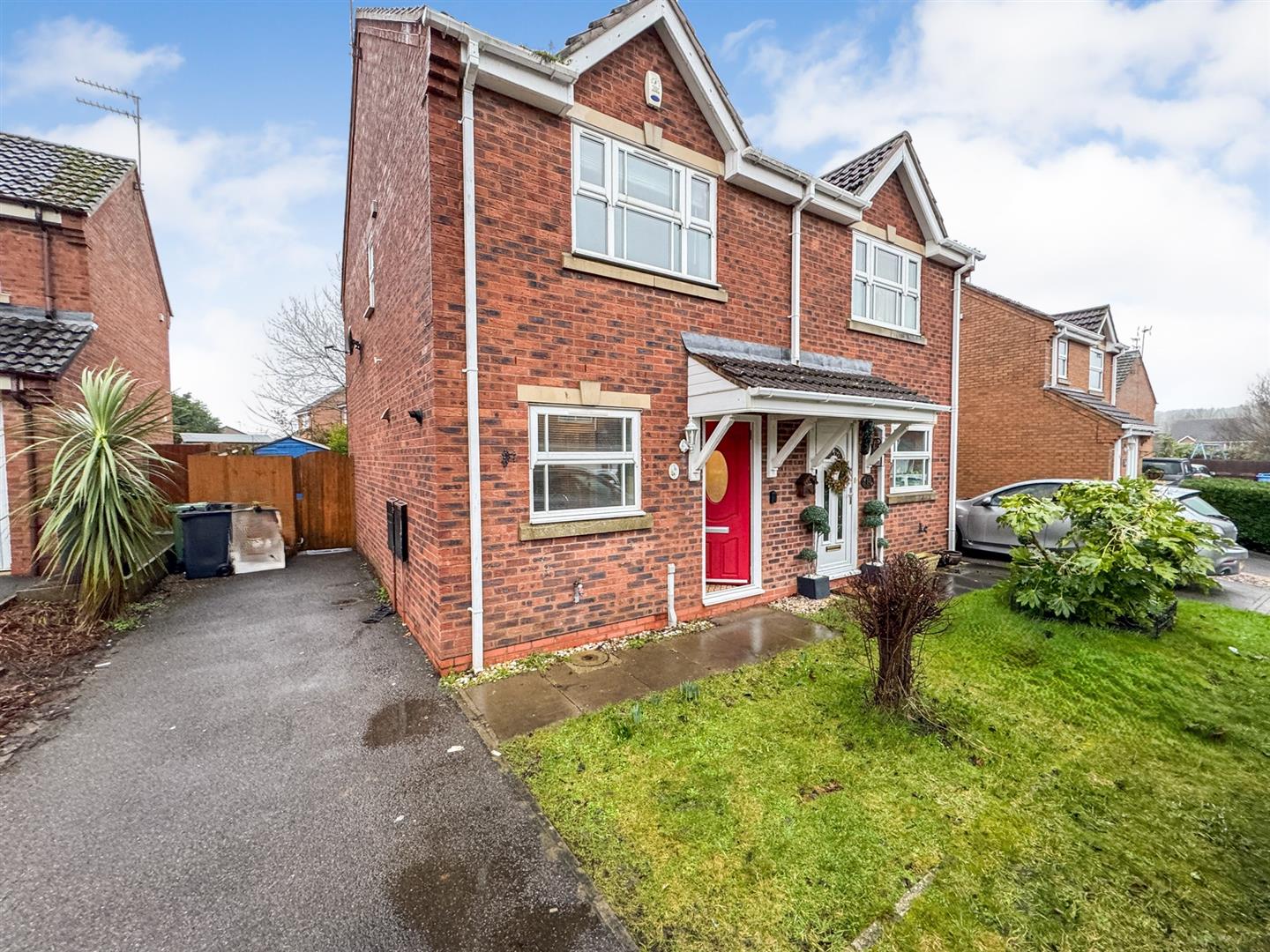 2 bedroom Semi-detached house Under Offer