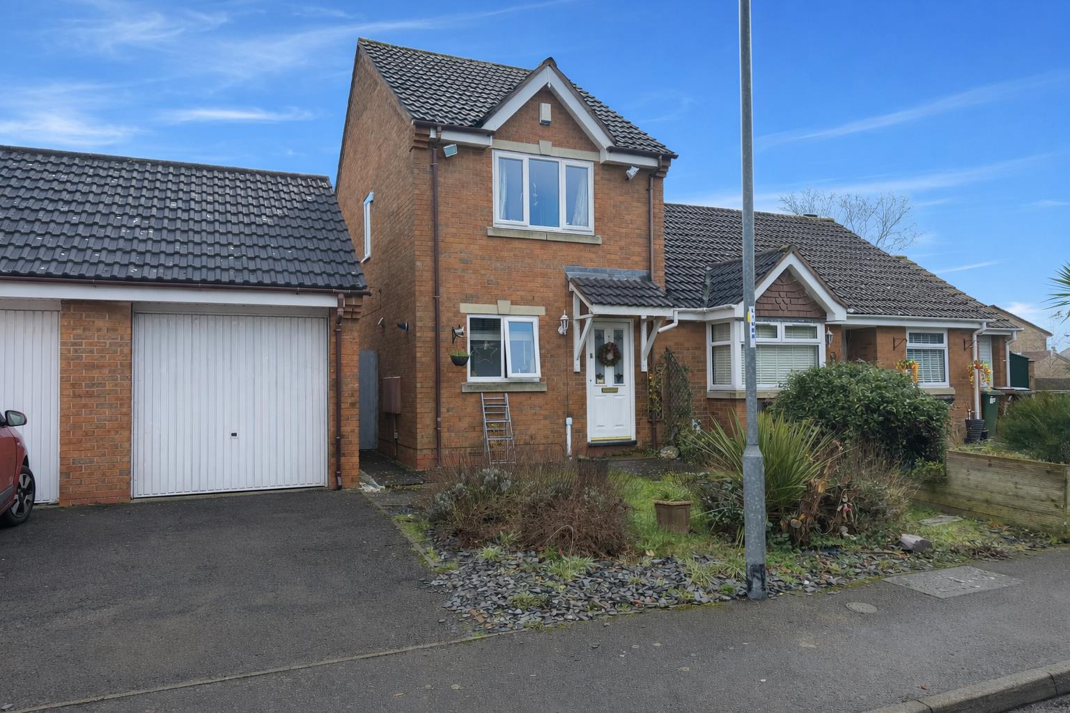 2 bedroom Semi-detached house Under Offer