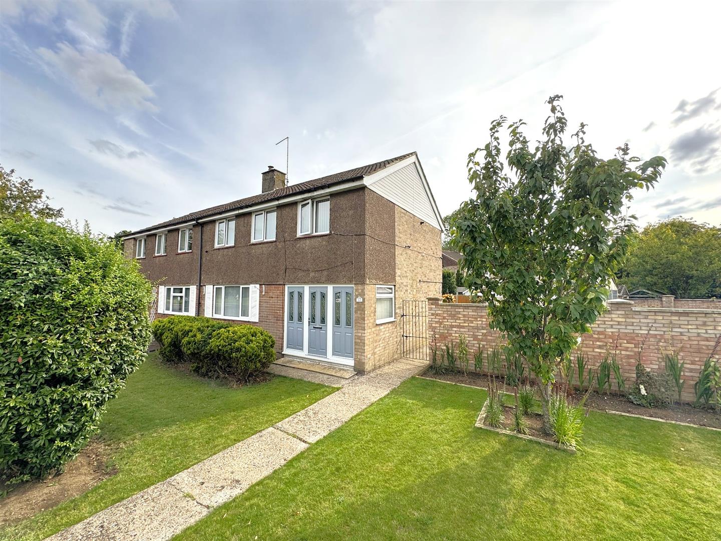 3 bedroom Semi-detached house Under Offer