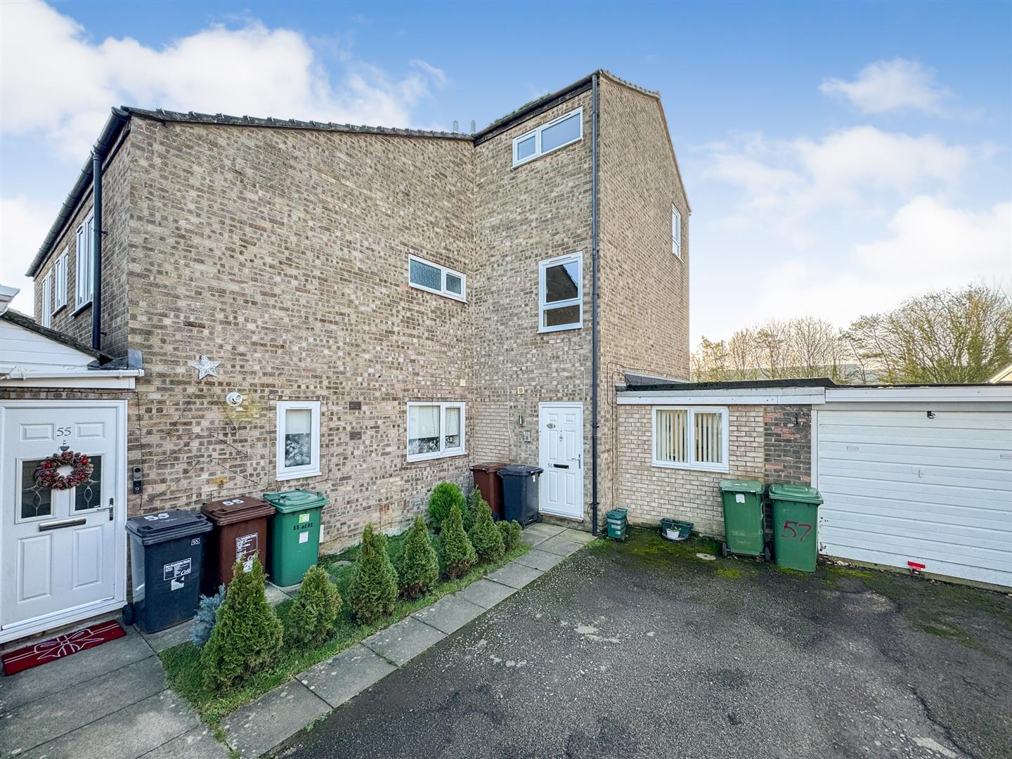 4 bedroom Semi-detached house Under Offer