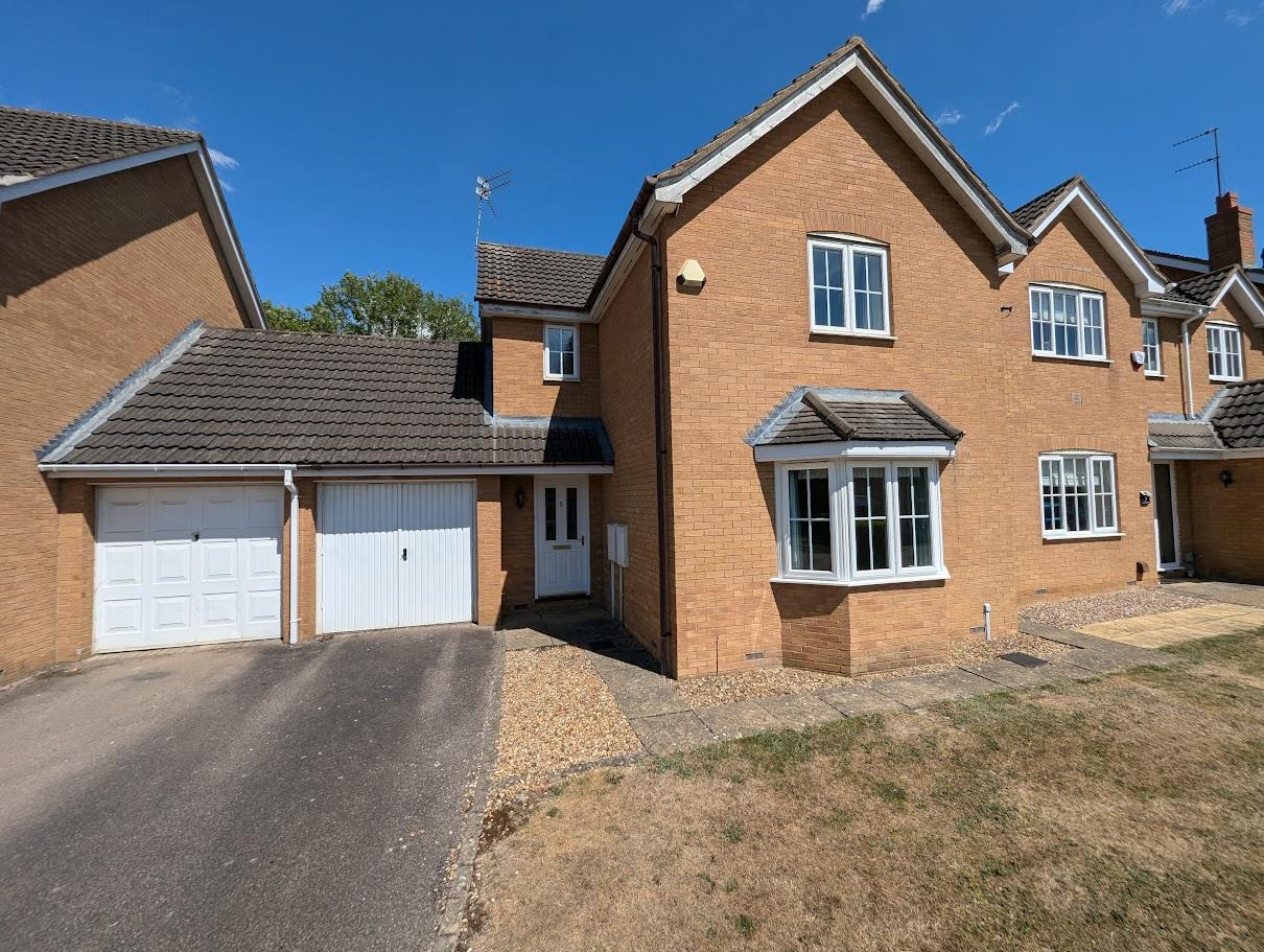 3 bedroom Detached house Under Offer