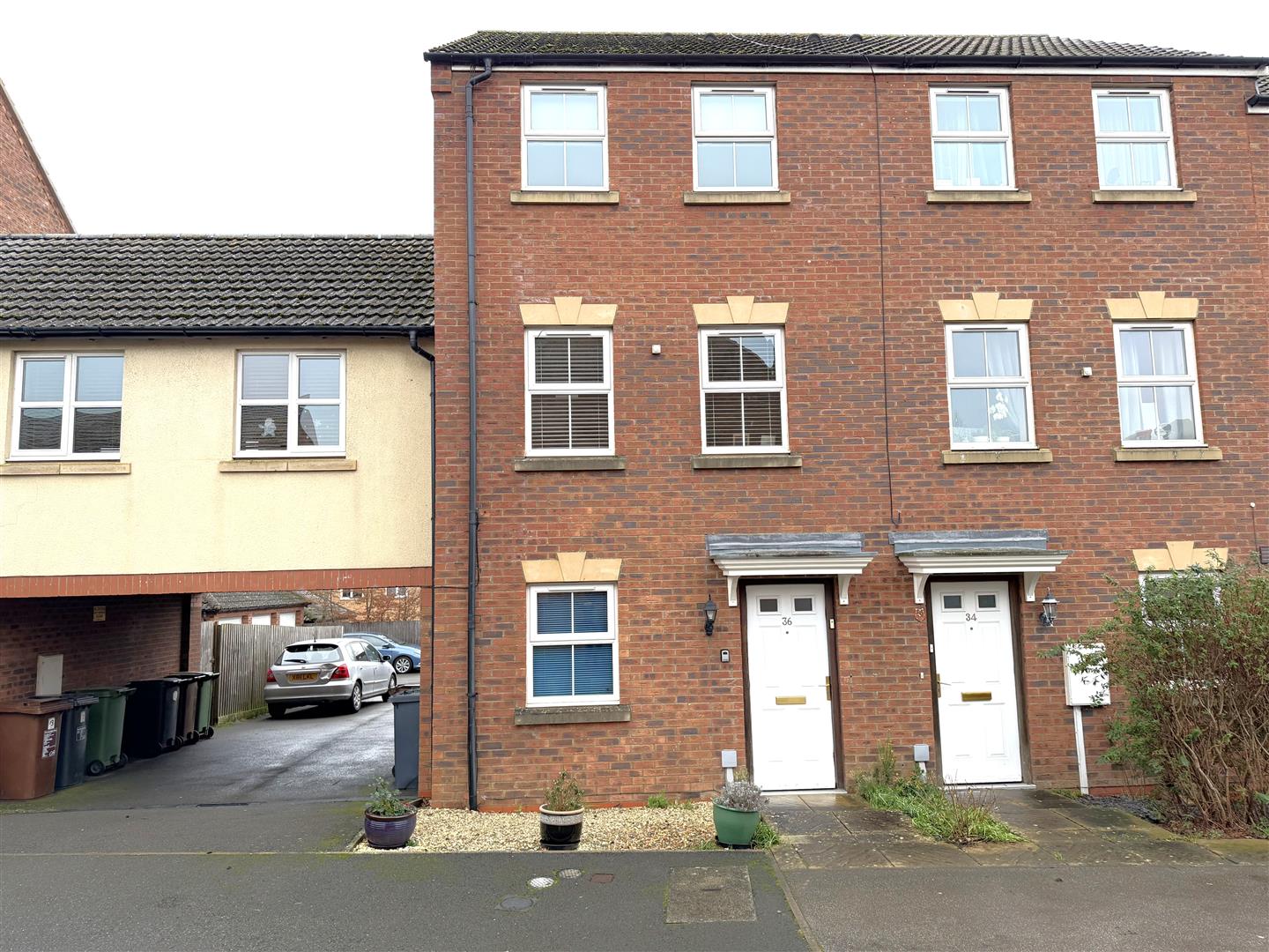 3 bedroom Semi-detached house Under Offer