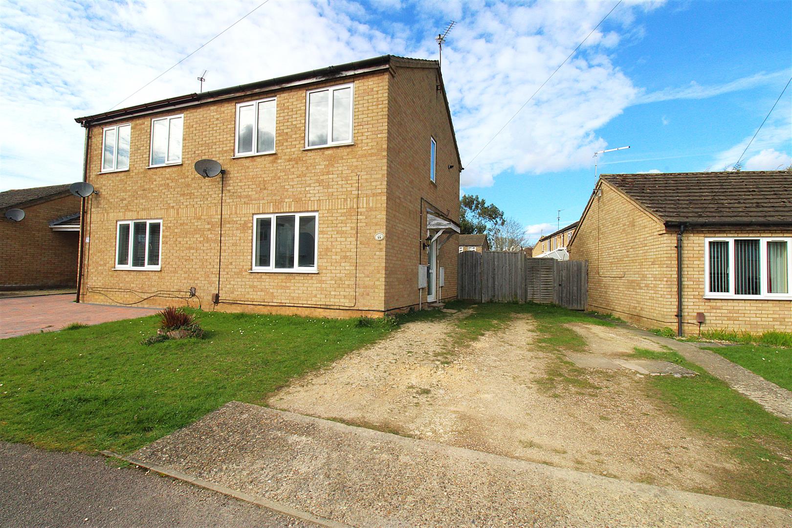 2 bedroom Semi-detached house Under Offer