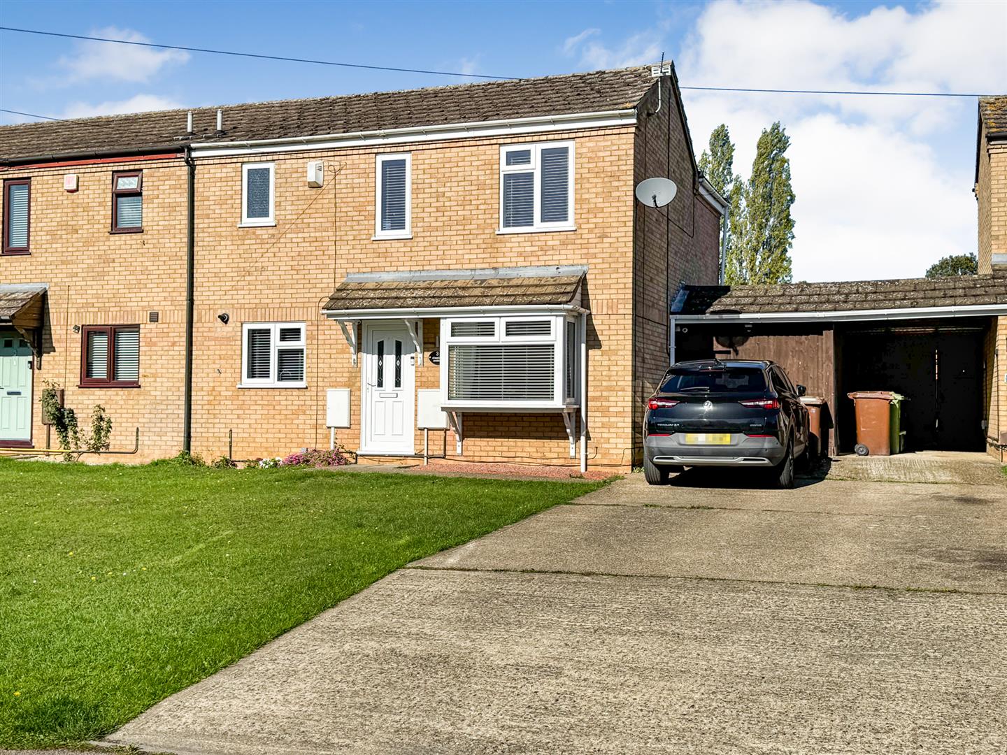3 bedroom Semi-detached house Under Offer