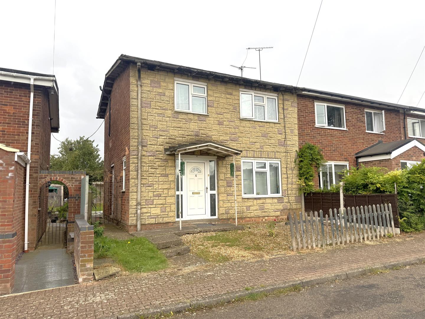 3 bedroom Semi-detached house For Sale