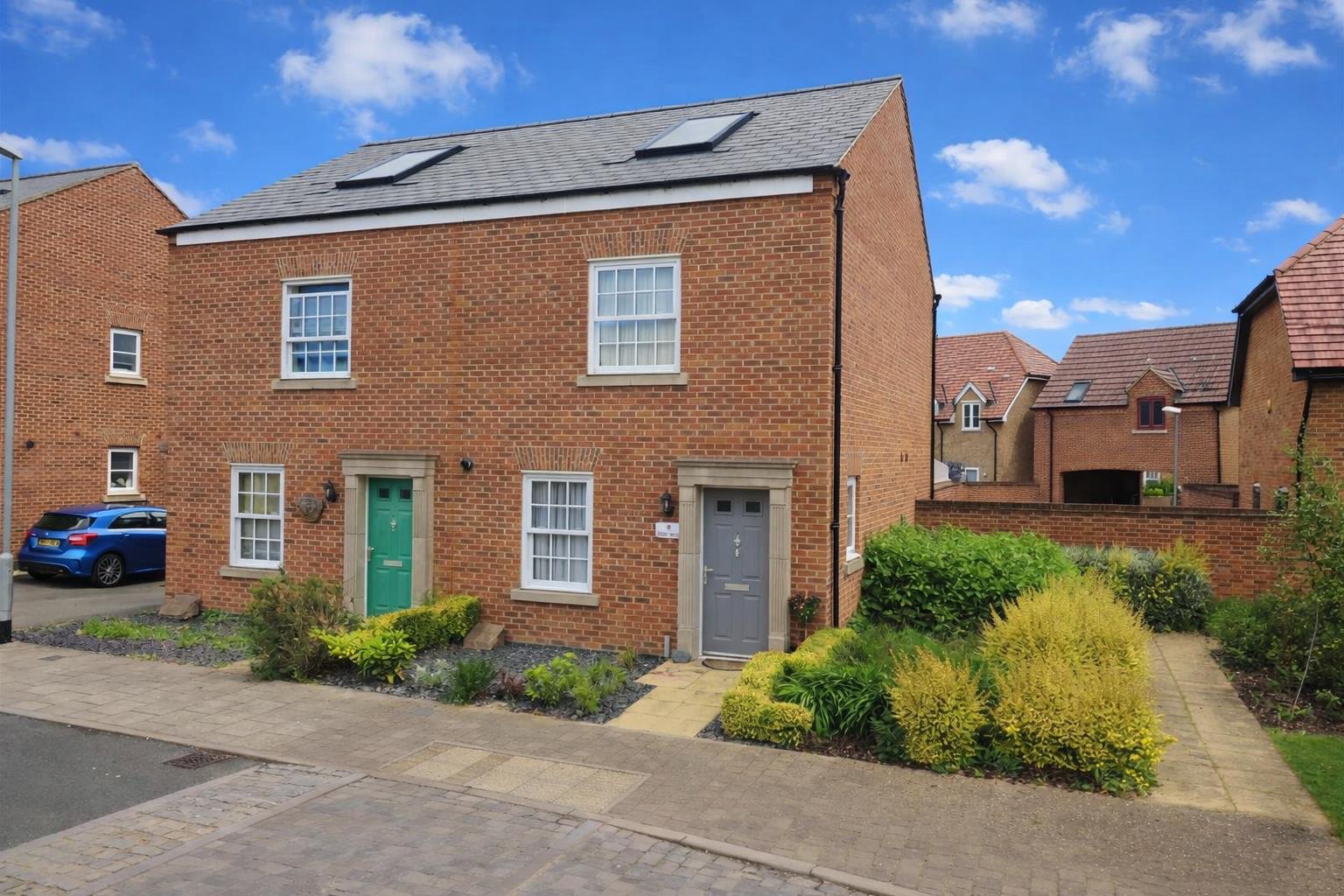 3 bedroom Semi-detached house Under Offer