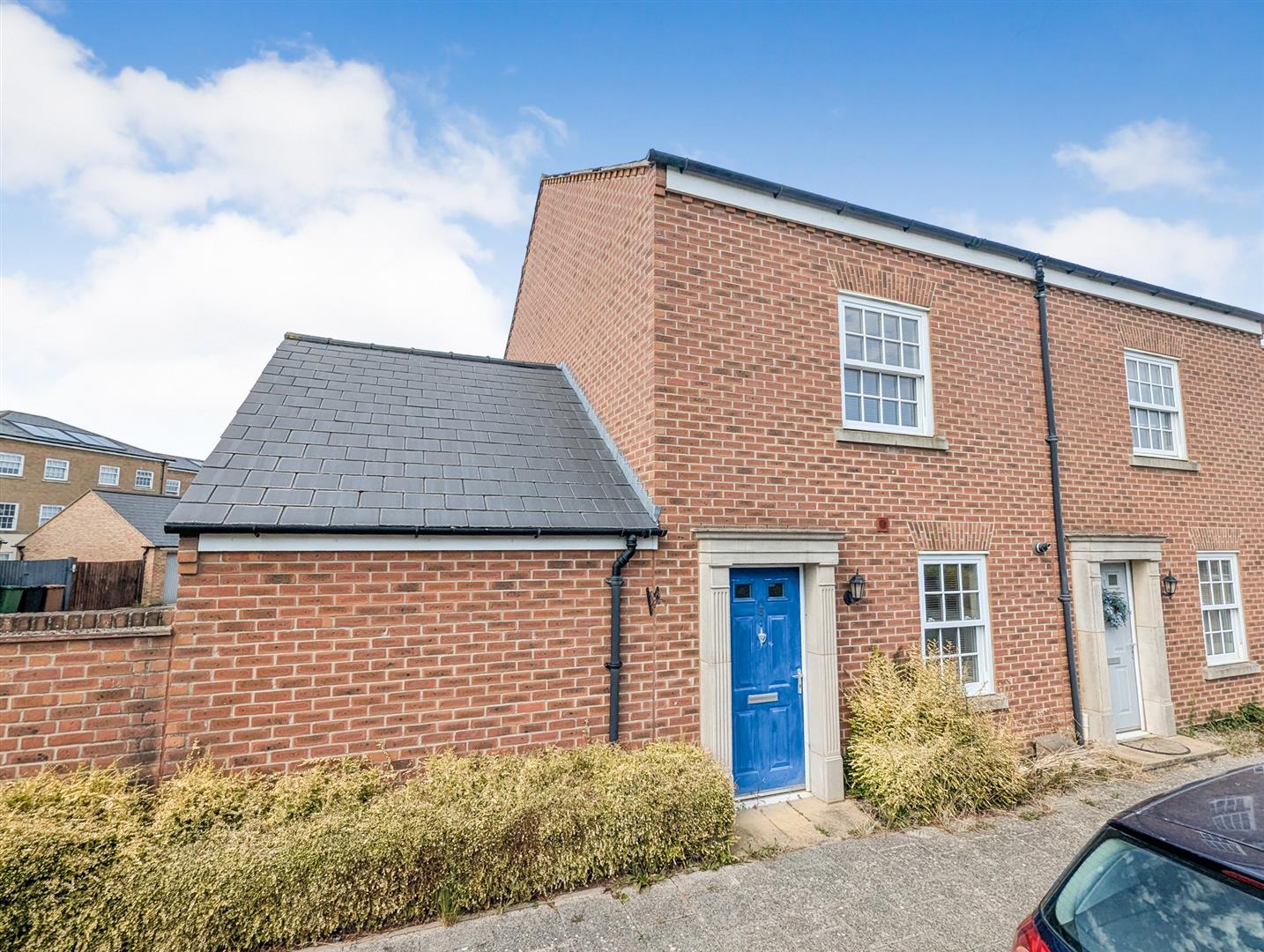 3 bedroom Semi-detached house Under Offer