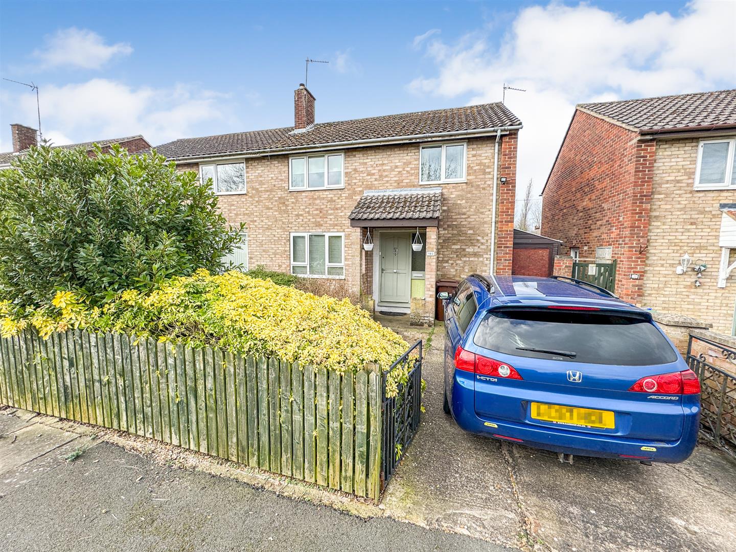 3 bedroom Semi-detached house Under Offer