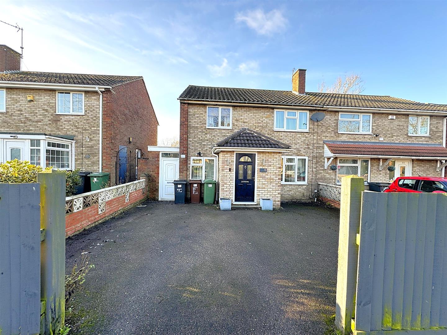 3 bedroom Semi-detached house Under Offer