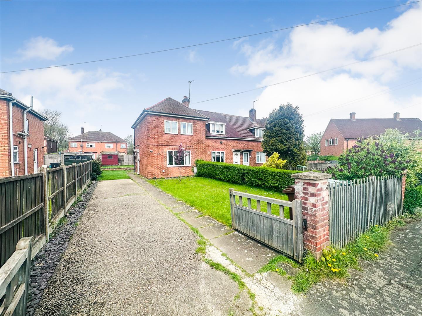 3 bedroom End of terrace house Under Offer