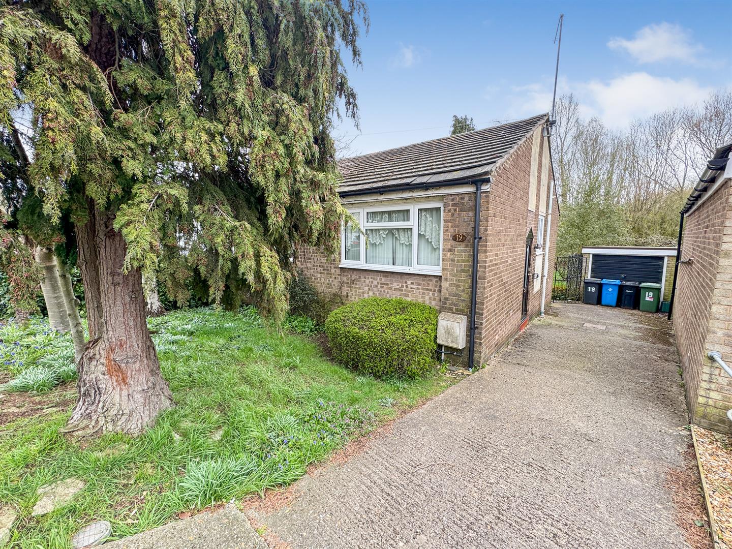 2 bedroom Detached bungalow Under Offer