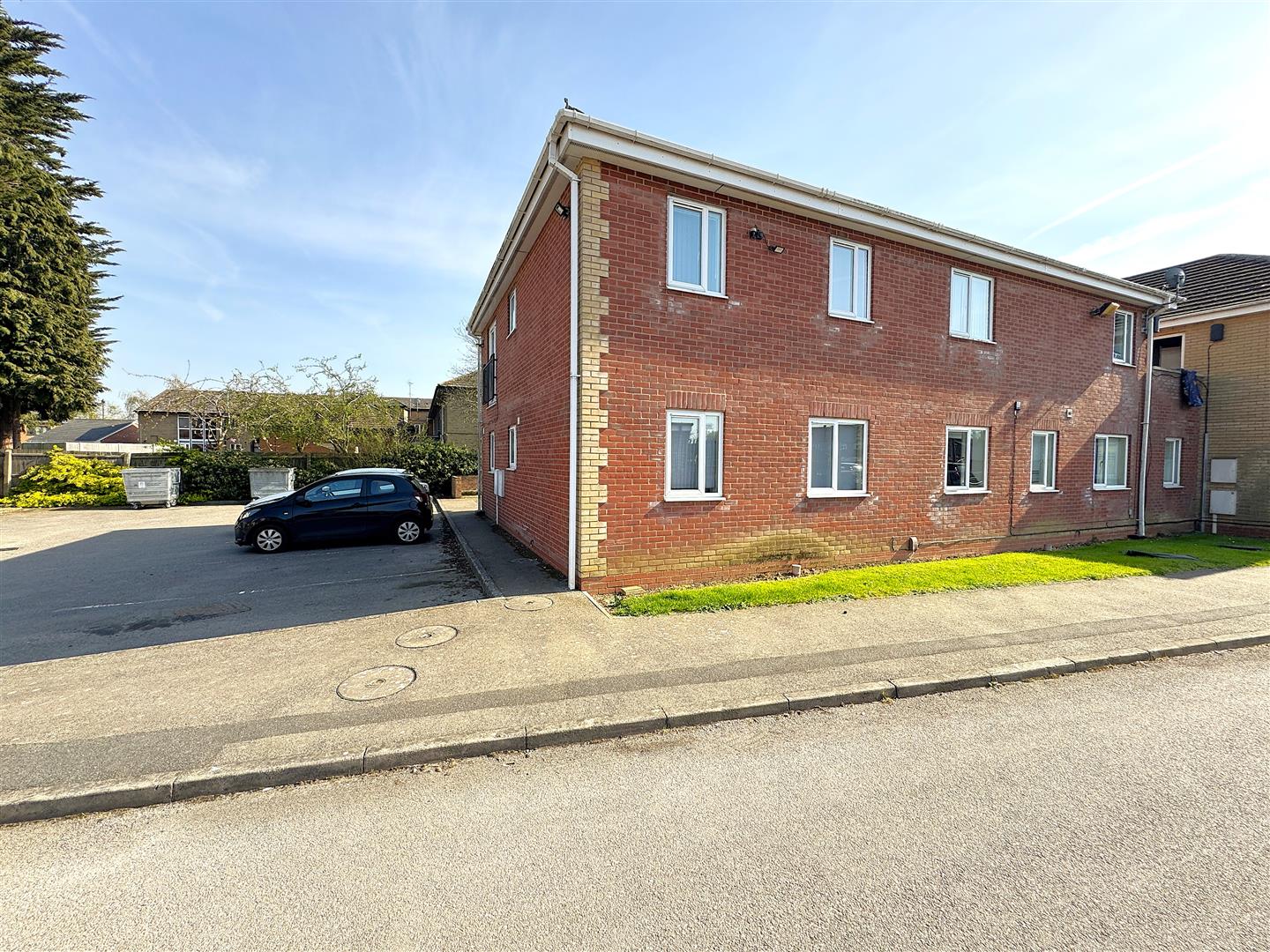 2 bedroom Flat For Sale