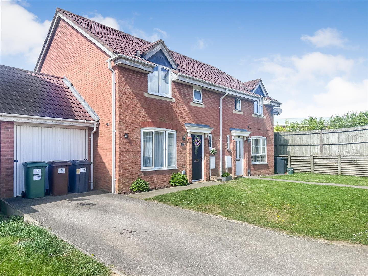 3 bedroom Semi-detached house Under Offer