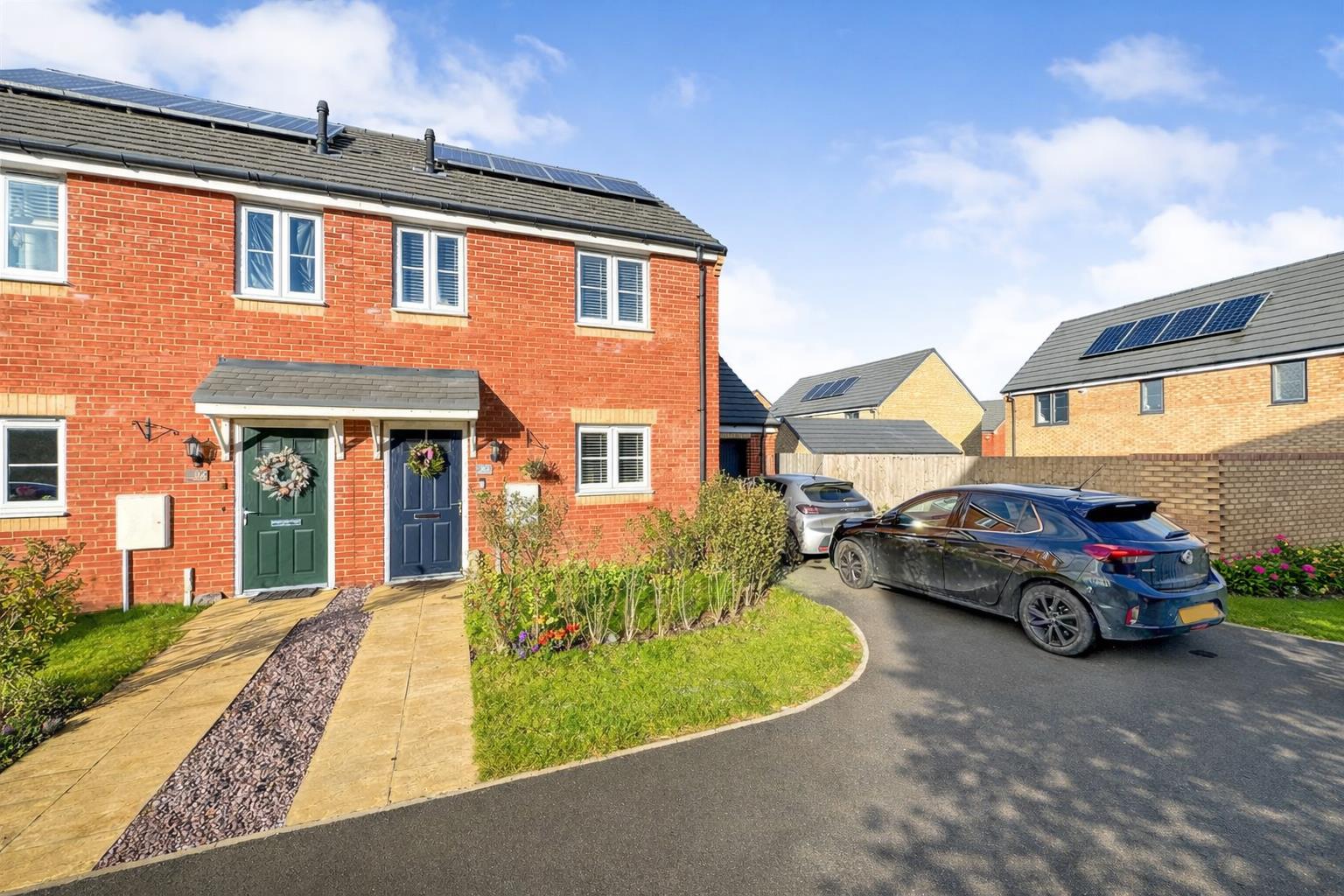 3 bedroom Semi-detached house Under Offer