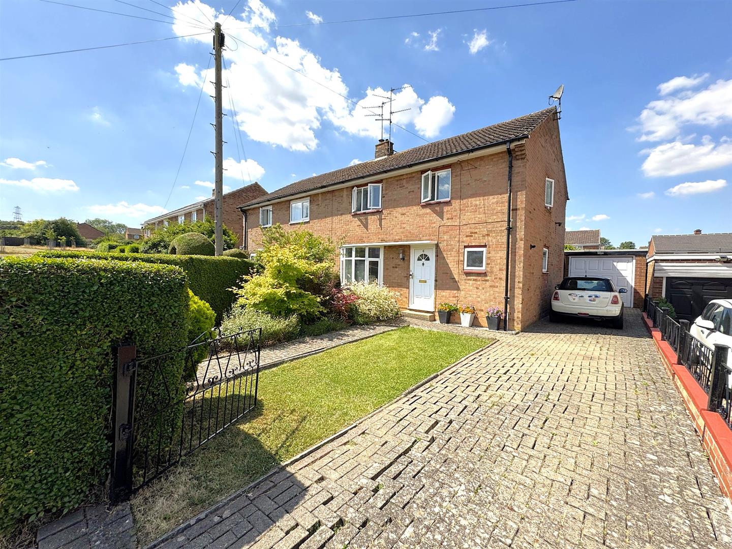 3 bedroom Semi-detached house Under Offer