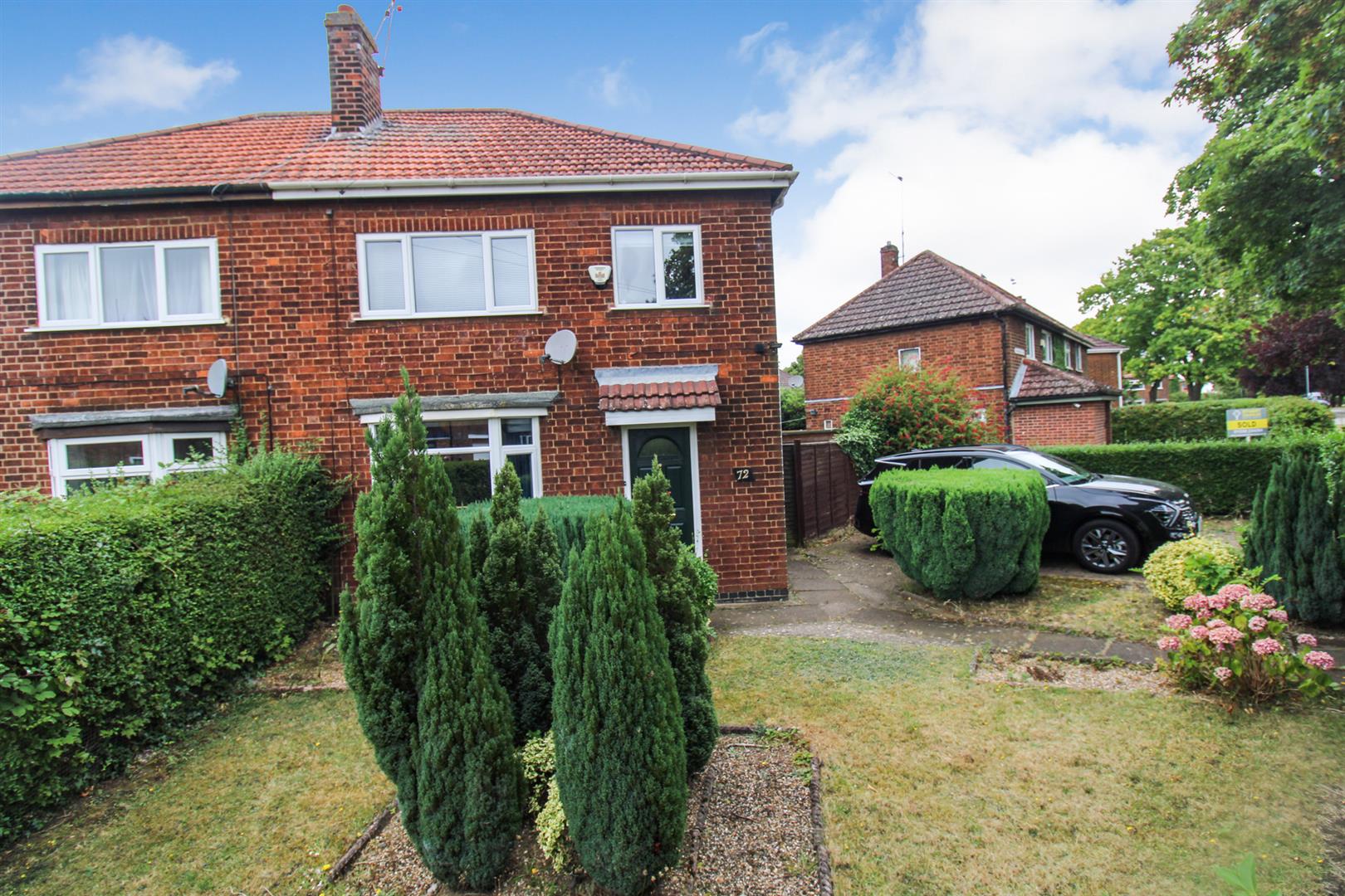 3 bedroom Semi-detached house Under Offer