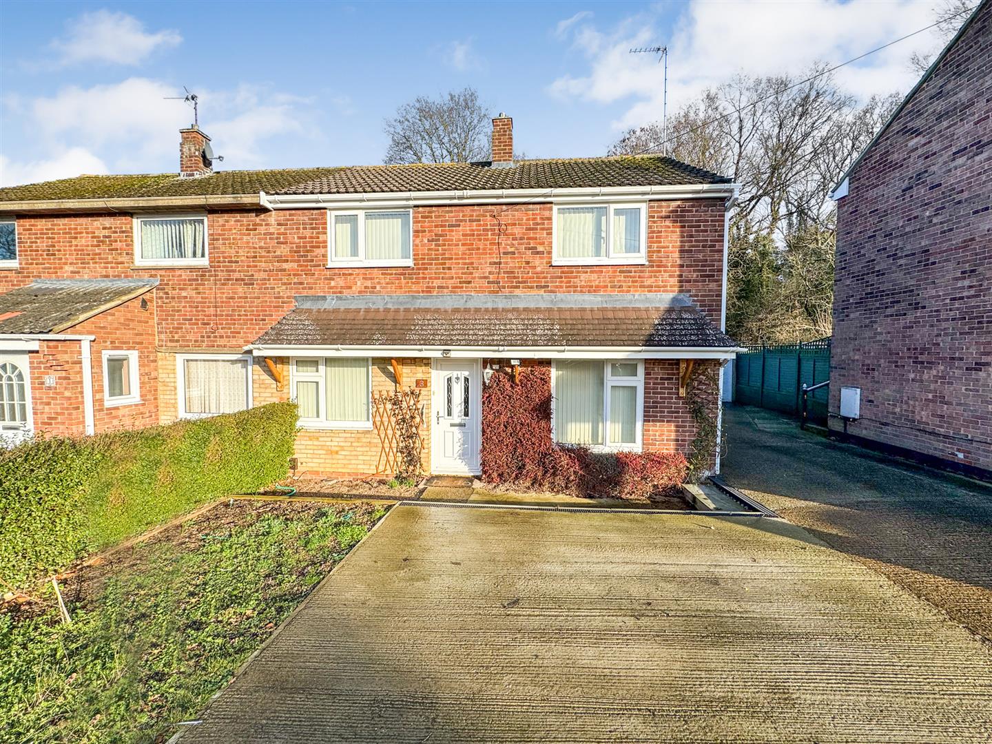 3 bedroom Semi-detached house For Sale