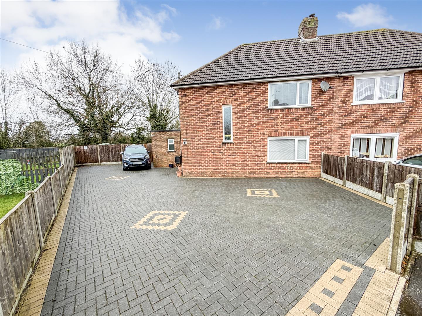 3 bedroom House (unspecified) Under Offer